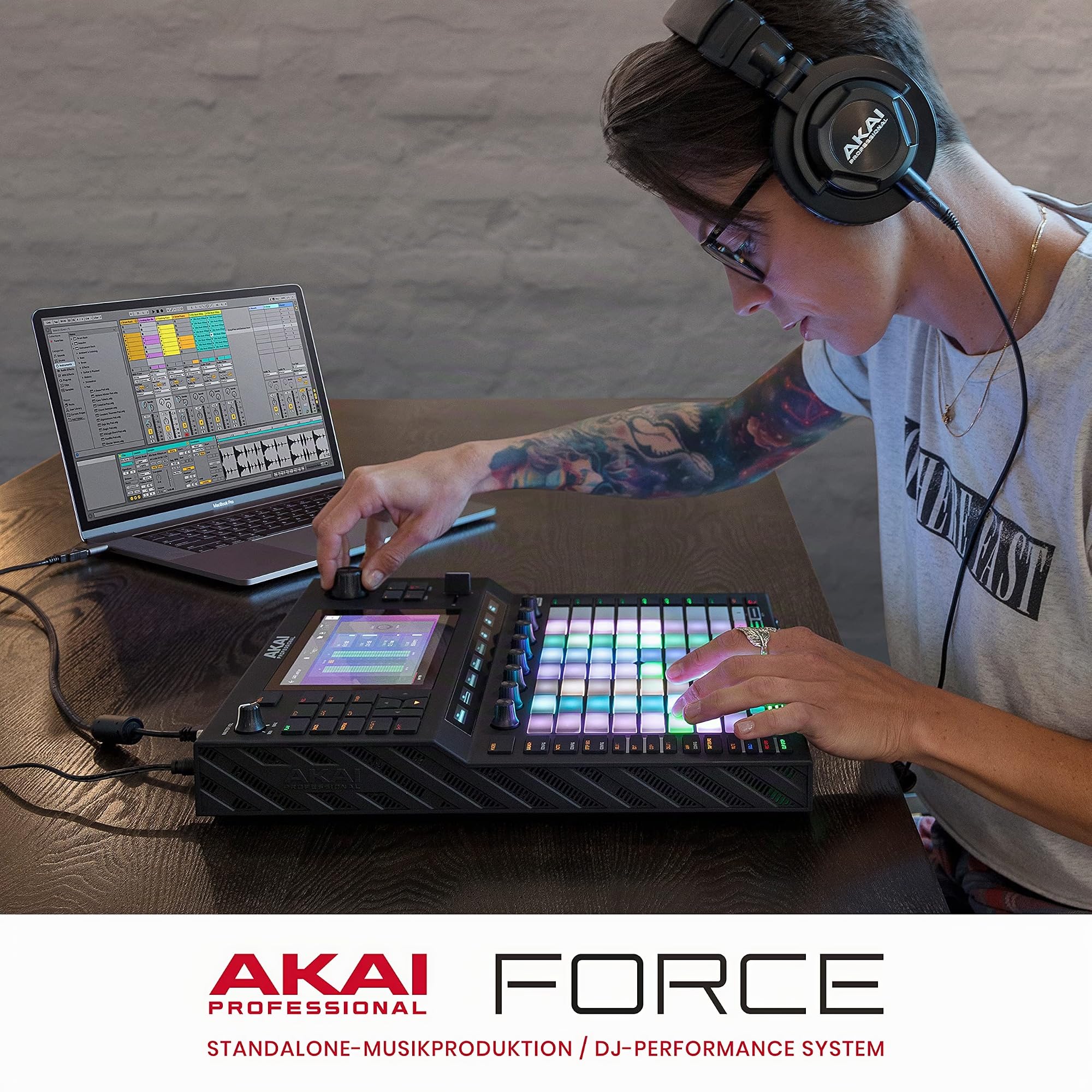 Akai Professional FORCE – Standalone-Musikproduktion, MIDI-Sequencer und DJ-System mit Synth-Engines, MPC-Sampling und Clip-Launching im Ableton-Stil
