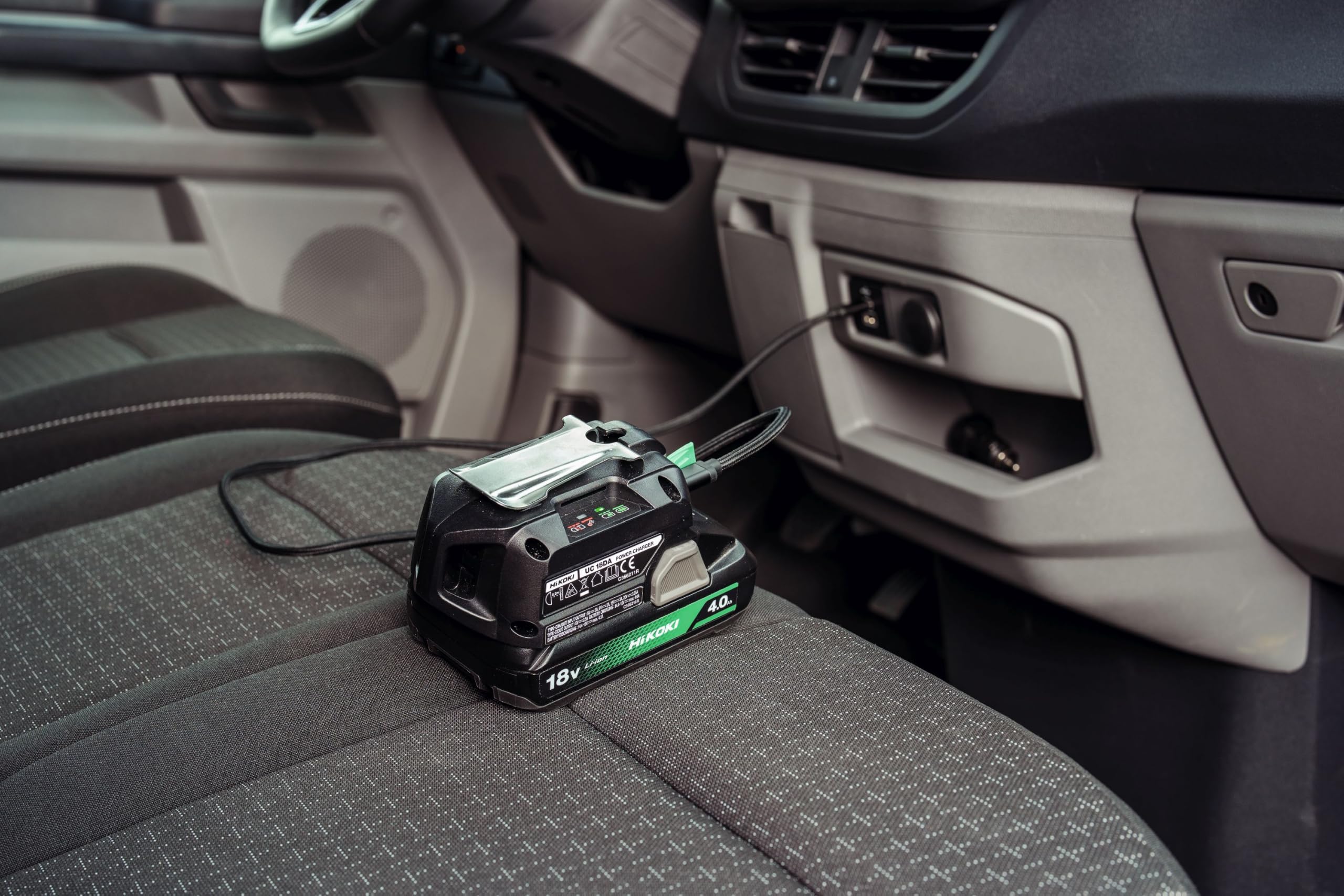 HiKOKI Cargador de batería UC18DAW4Z, cargador de batería de 18 V, 3,5 A | Función de banco de energía para smartphone y portátil, incluye adaptador de red y cable USB-C, peso ligero, 180 g