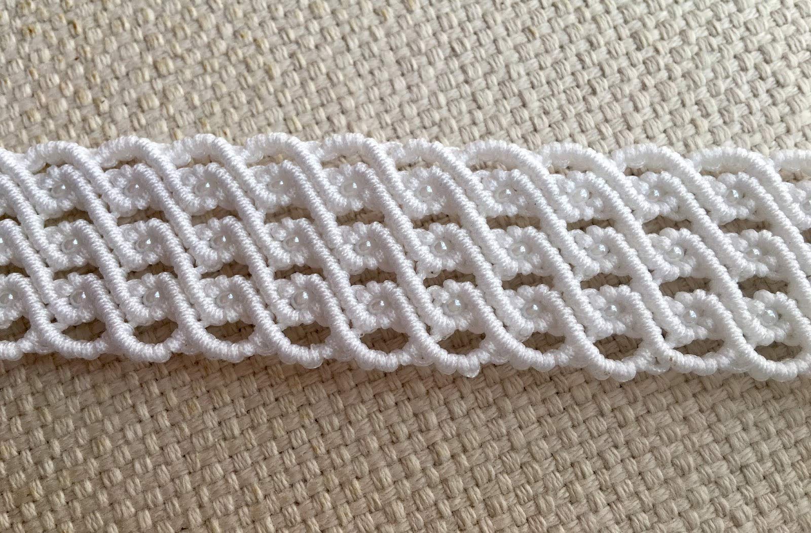 Pulsera macramé blanca hecha a mano con perlitas. Pulsera novia.Pulsera boda boho .Mide aprox. 16 cm. de largo y 2,5 cm. de ancho