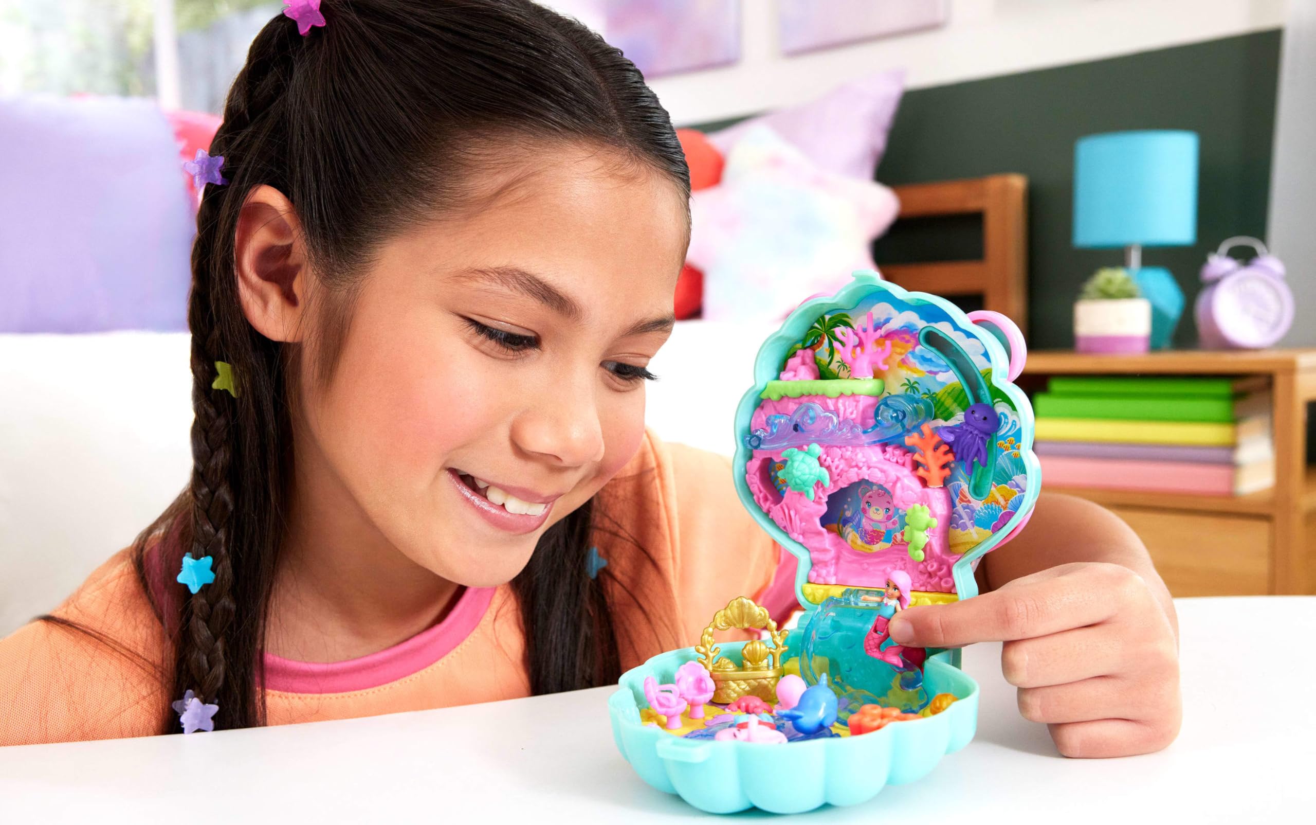 Vue rapprochée du set compact Polly Pocket Glitter Island ouvert, révélant l'île paradisiaque et ses accessoires.
