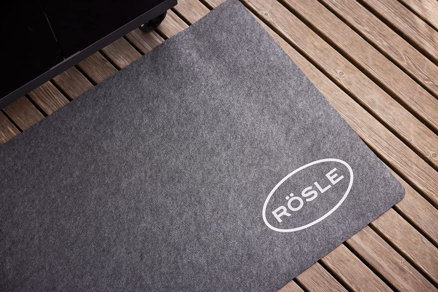 Rösle BBQ-Grillunterlage, Hochwertige Grillmatte als Bodenschutz für Kohle- und Gasgrills, witterungs- und hitzebeständig, recyceltes Material, 120 x 70 cm anthrazit, beige