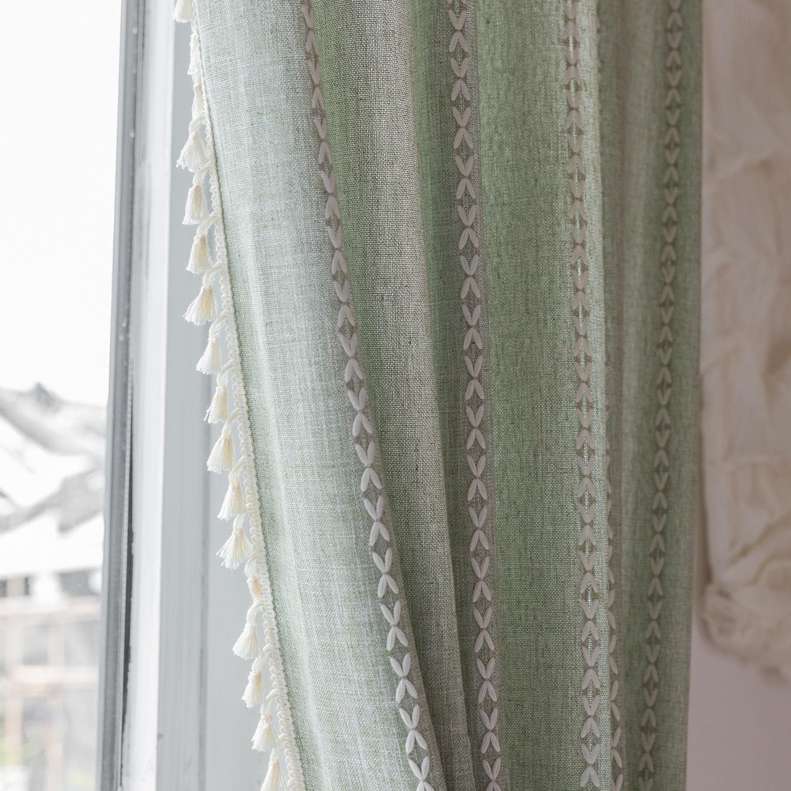 Eleganckie zielone zasłony półzaciemniające z haftem i frędzlami, 140 x 240 cm, idealne do salonu, sypialni lub patio – 1 sztuka z przelotkami u góry