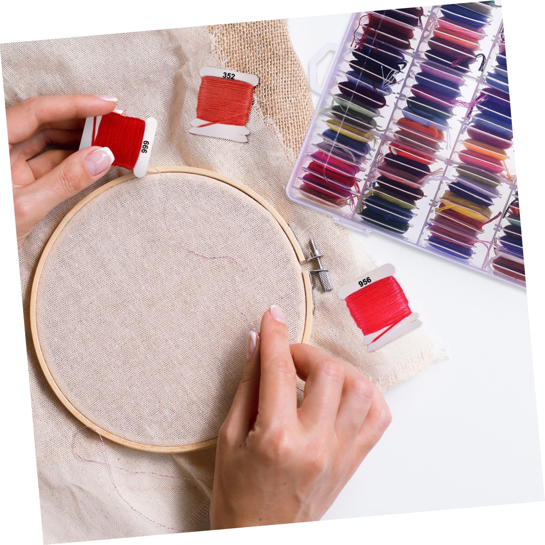 Hilos de Punto de Cruz de Algodón, 120 Madejas para Manualidades | Polycotton, Presentación en Caja, Uso Versátil para Pulseras Amistad y Labores Creativas