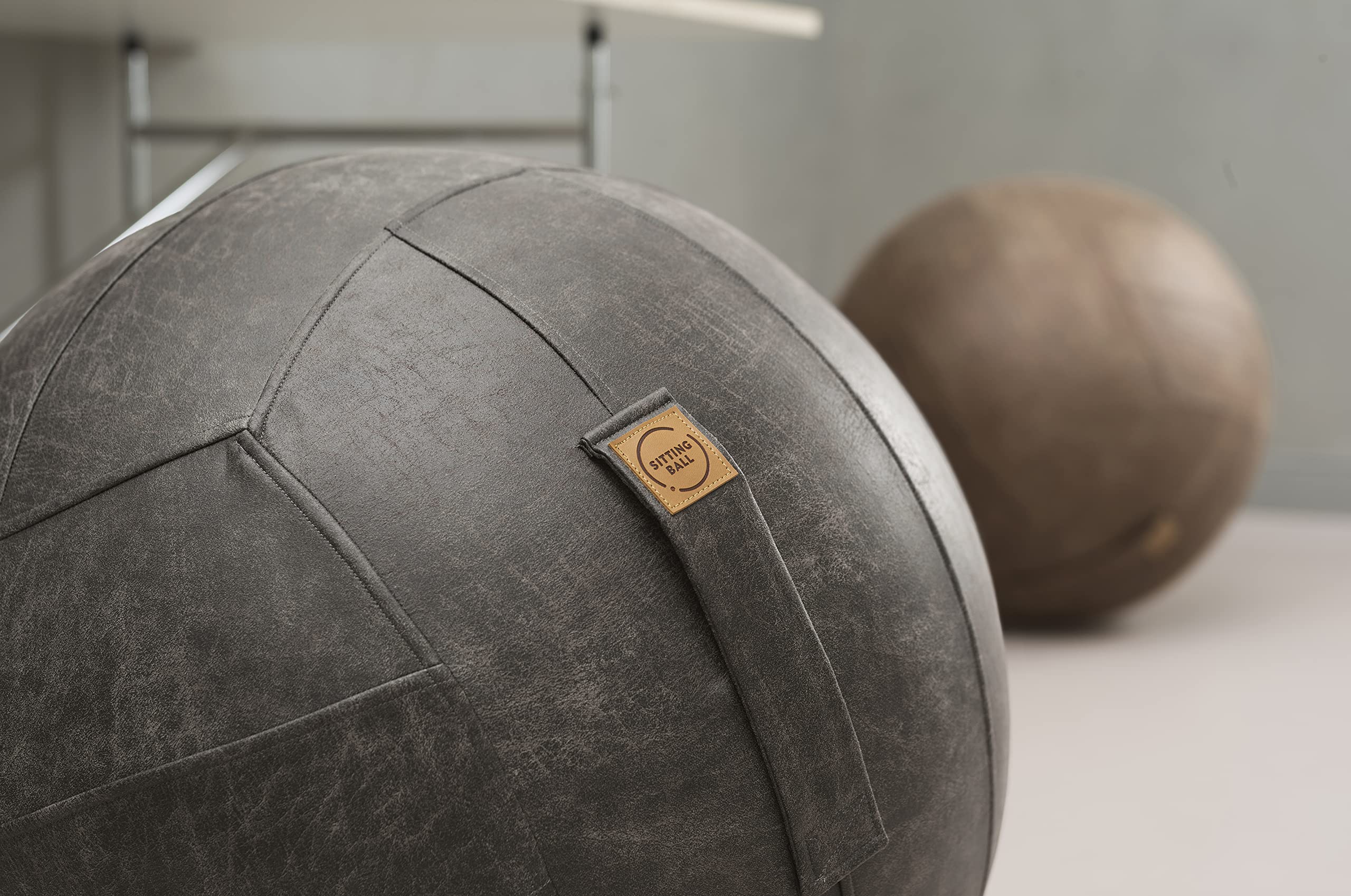 Frankie Sitzball mit Lederimitat, ergonomisch Sitzen im Büro & Zuhause, 65 cm Ø, Gymnastikball mit Lederhülle, Fitnessball mit Tragegriff, 30°C waschbar, anthrazit