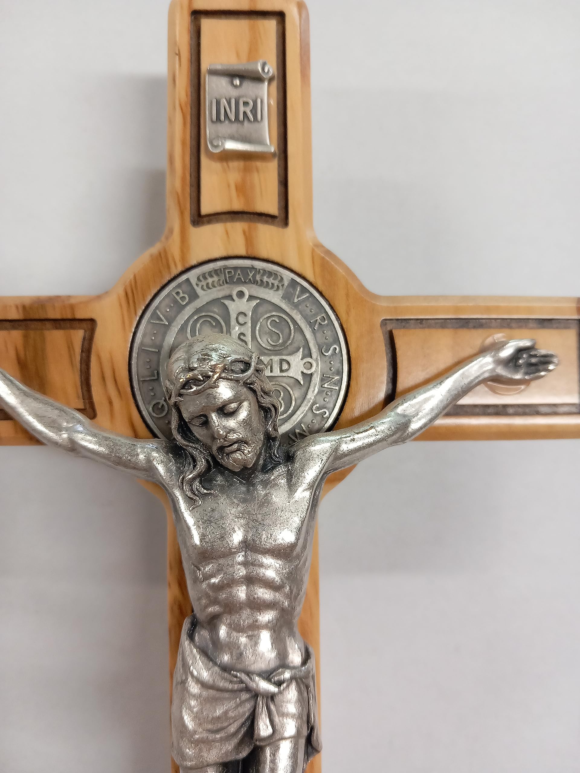 ArteSacraCaravaggio Crucifijo de apoyo de San Benedicto de Norcia cm 26 x 12,5 cm en madera de olivo nacional, producción artesanal italiana