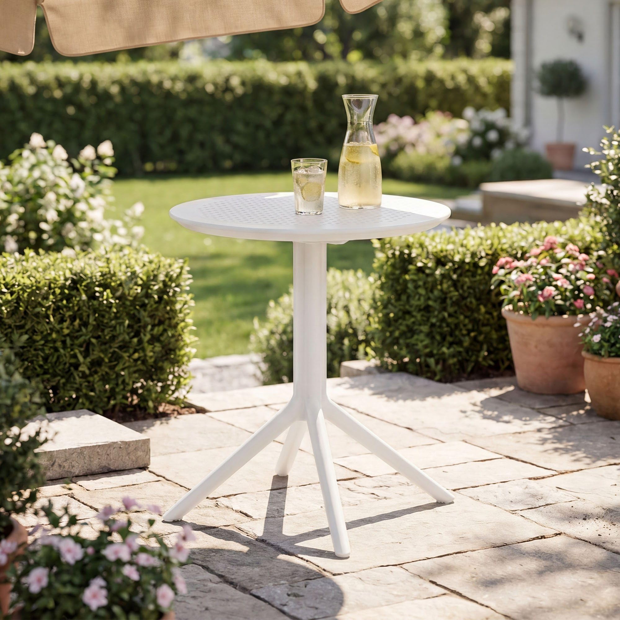 CLP Klapptisch wetterfest Sky, platzsparender Gartentisch rund oder eckig, Balkontisch klappbar aus Kunststoff für Balkon,Terrasse und Garten