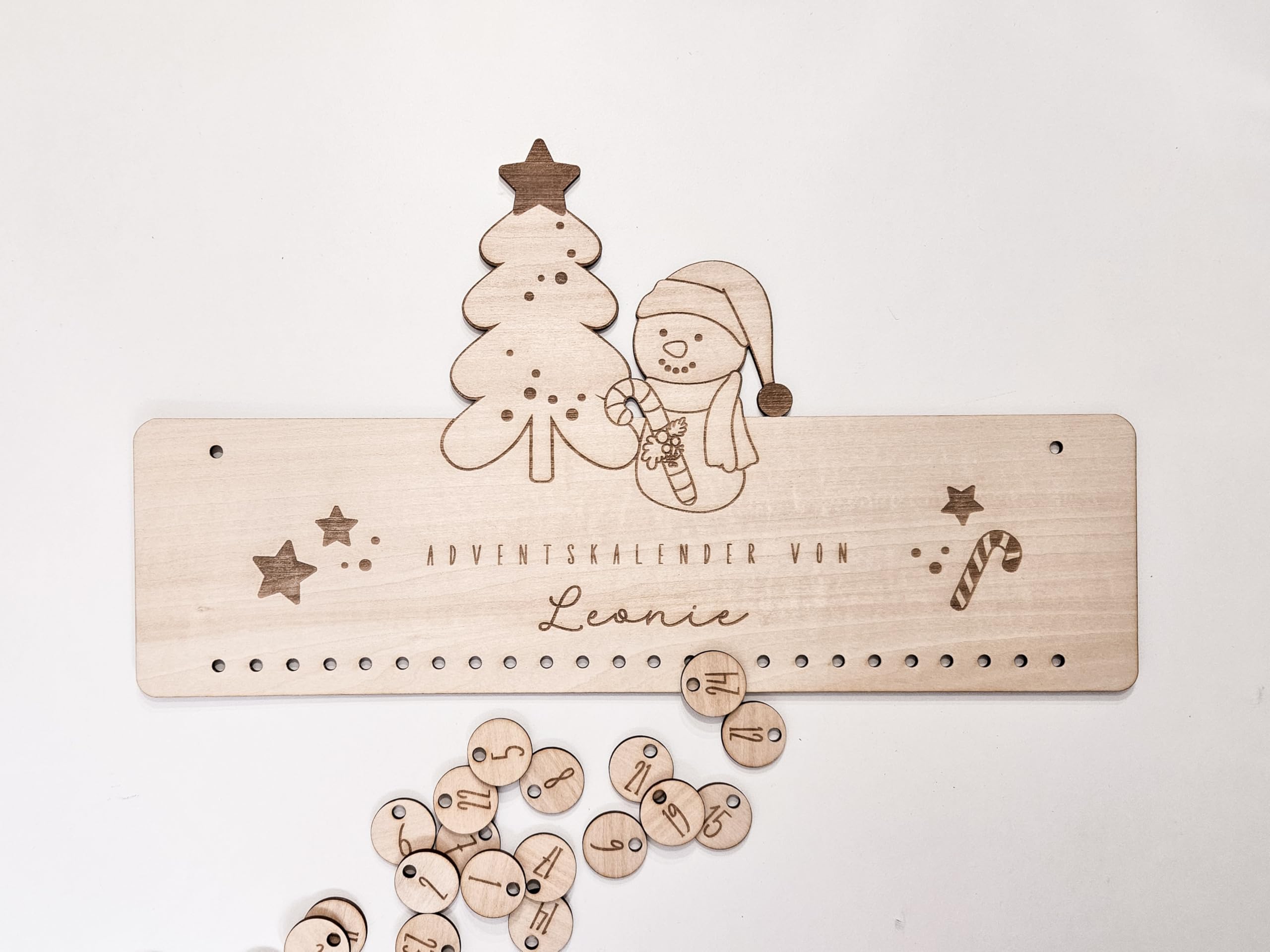 Personalisierter Adventskalender aus Holz zum Befüllen – Nachhaltige Weihnachtsdeko im skandinavischen Stil – Wiederverwendbarer Adventskalender mit Gravur - Set mit Jutesäckchen und Lederbändern