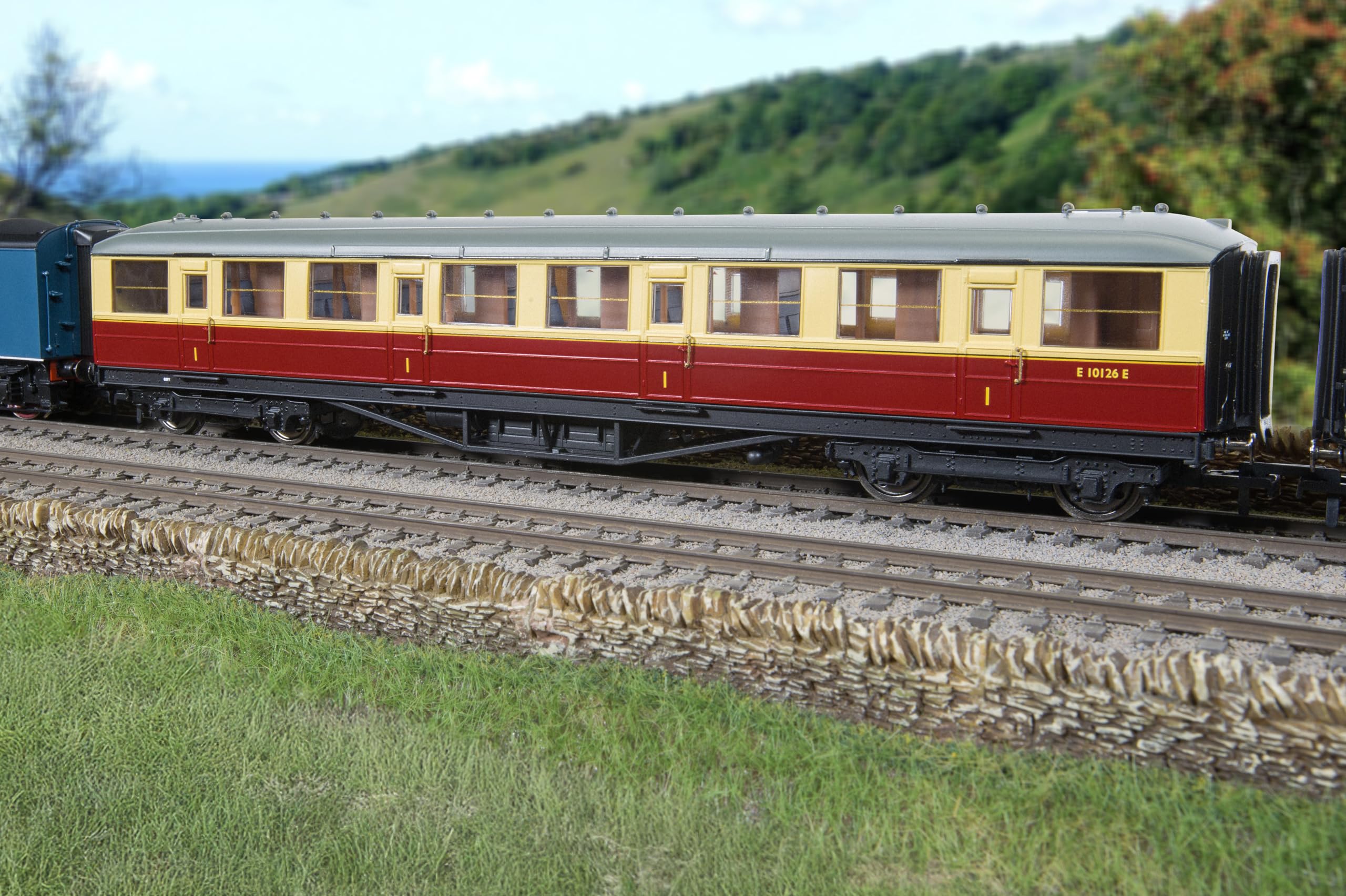 Hornby R40457 BR Gresley Corridor, karmesinrot und cremefarben, 1. Klasse, E10126E, Purpur/Creme