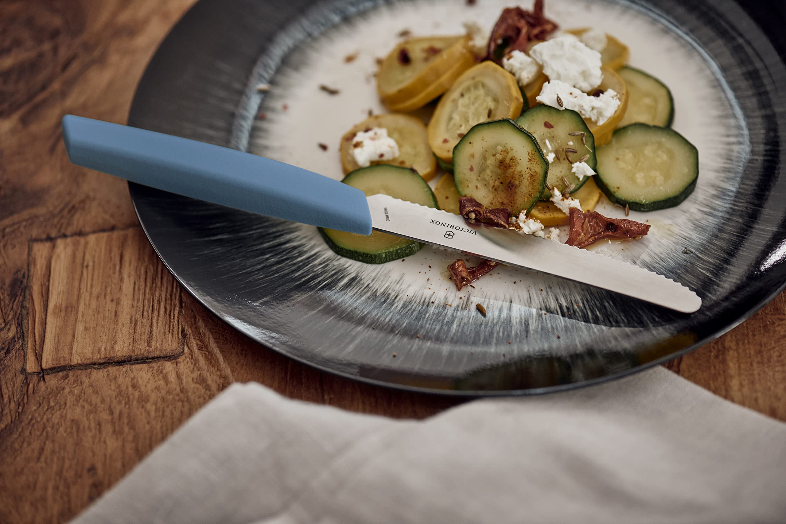 Victorinox Swiss Modern Besteck-Set für 6 Personen, 12-teilig, inkl. scharfe Steakmesser mit Wellenschliff, Kunststoffgriffe, Kornblumen-Blau