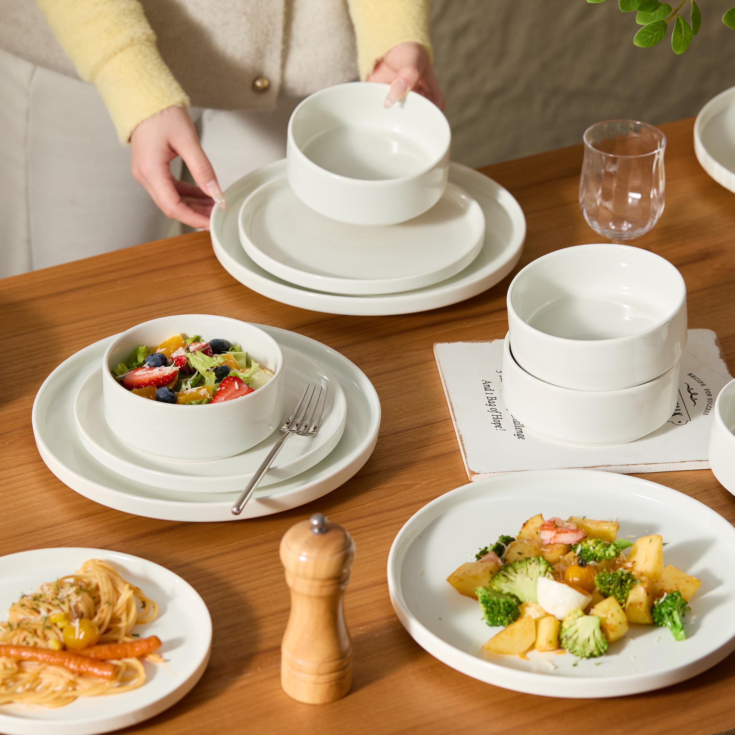 Jiwoo Geschirr Set & Tafelservice 18 TLG für 6 Personen, Modern Bone China | Mit Speise-, Desserttellern & Müslischalen – platzsparend stapelbar, mikrowellen- & spülmaschinengeeignet