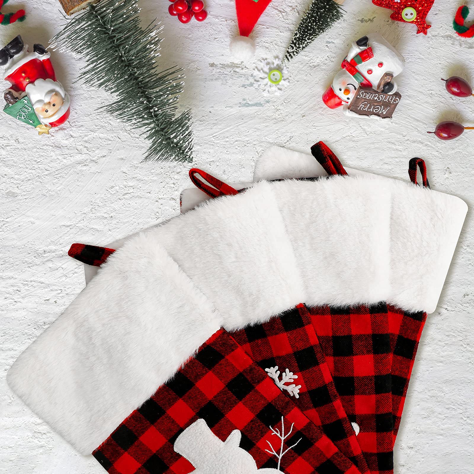 Dremisland Lot de 4 chaussettes de Noël - 45,7 cm - Motif écossais - Rouge et noir - Avec revers en fausse fourrure - À suspendre - Pour décoration de fête de Noël