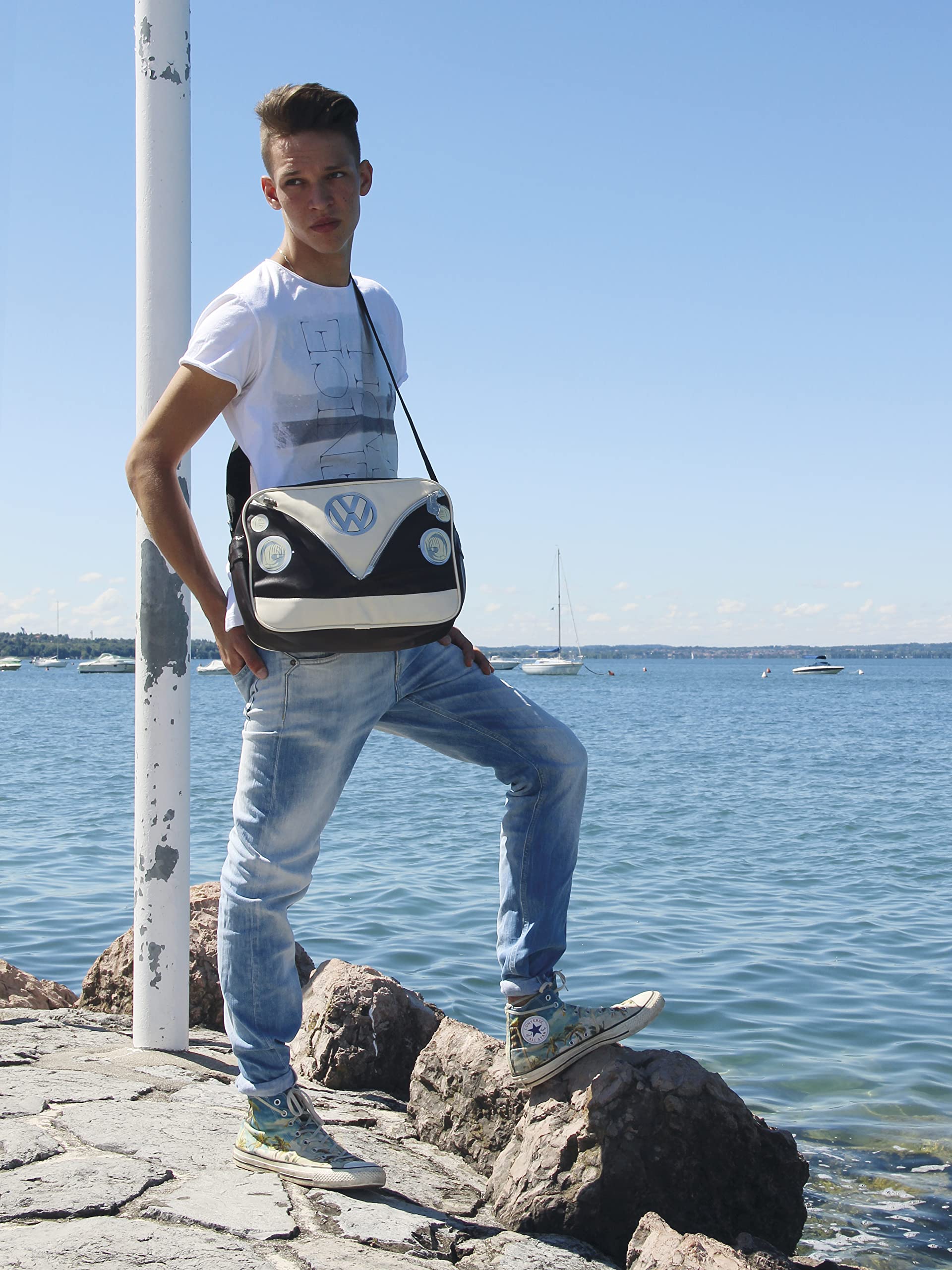 BRISA VW Collection - Volkswagen elegante borsa a tracolla regolabile, unisex, retrò/vintage, Camper T1 Bus design (Fronte Bus/Marrone/similpelle)