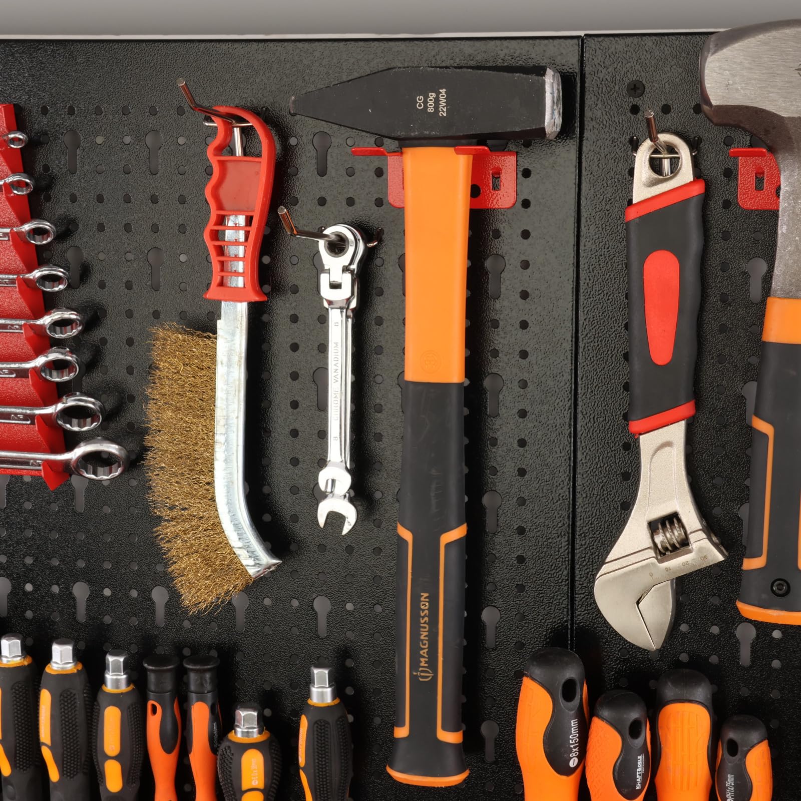 botle® Werkzeugwand Lochwand aus Metall, Stapelboxen + Wandregal + Werkzeughalter 57-tlg Set, Kleinteilelager, Wandwerkstatt mit 30 stapelbaren Rot Behältern, Hängeregal Sortierregal