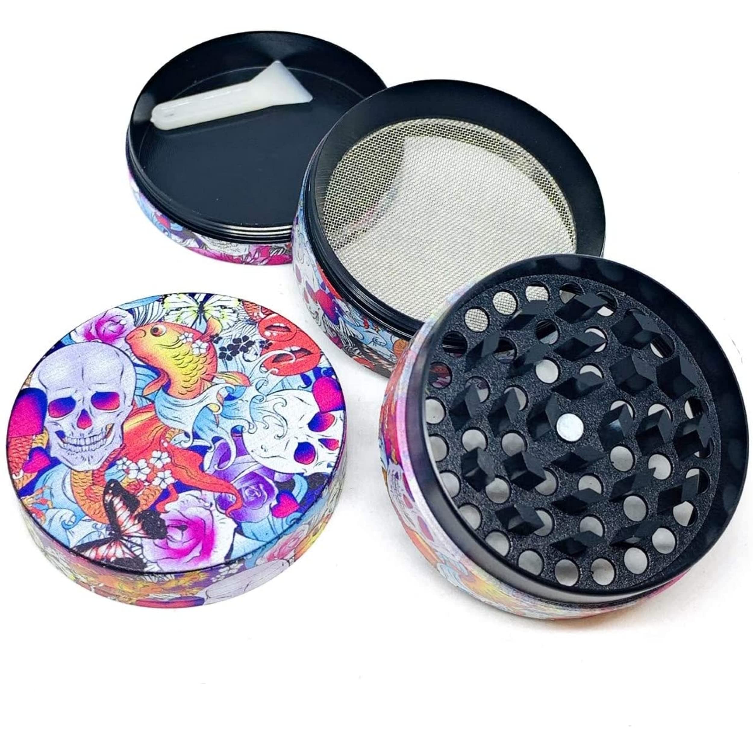 MYSTE Grinder Herb Grinder 63 mm avec dents les plus aiguisées améliorées, 4 pièces avec grattoir, couvercle magnétique, moulin à épices de qualité supérieure, Cruncher, emballage cadeau (MYSTE