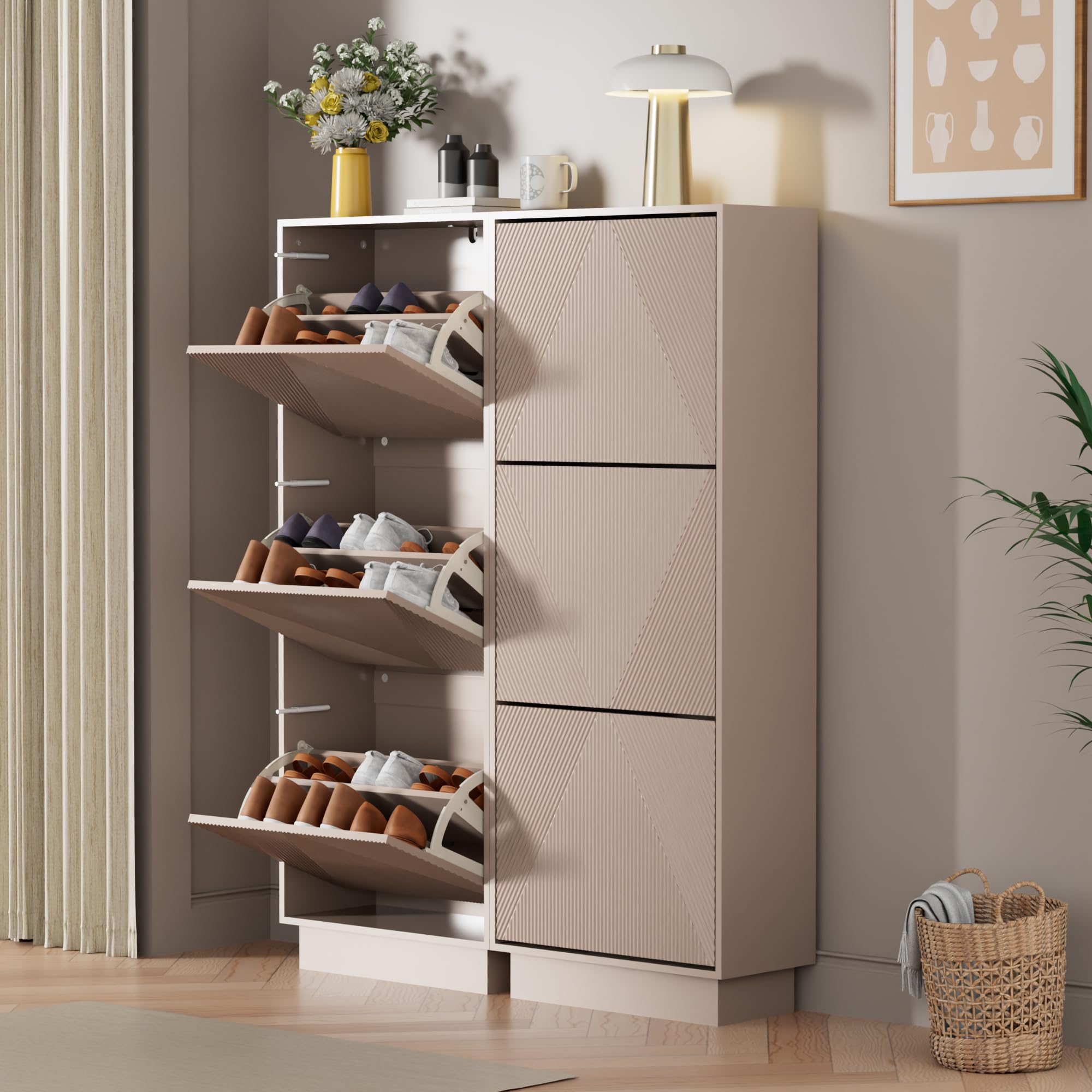 UEV Scarpiera da Ingresso con 3 Ante in Deisgn Intaglio, Mobile Scarpiera Bella e Funzionale con Ripiani Rimovibile e Regolabile, Scarpiere Salvaspazio Slim Stabili, 50 x 24 x 131cm, Beige Mocca