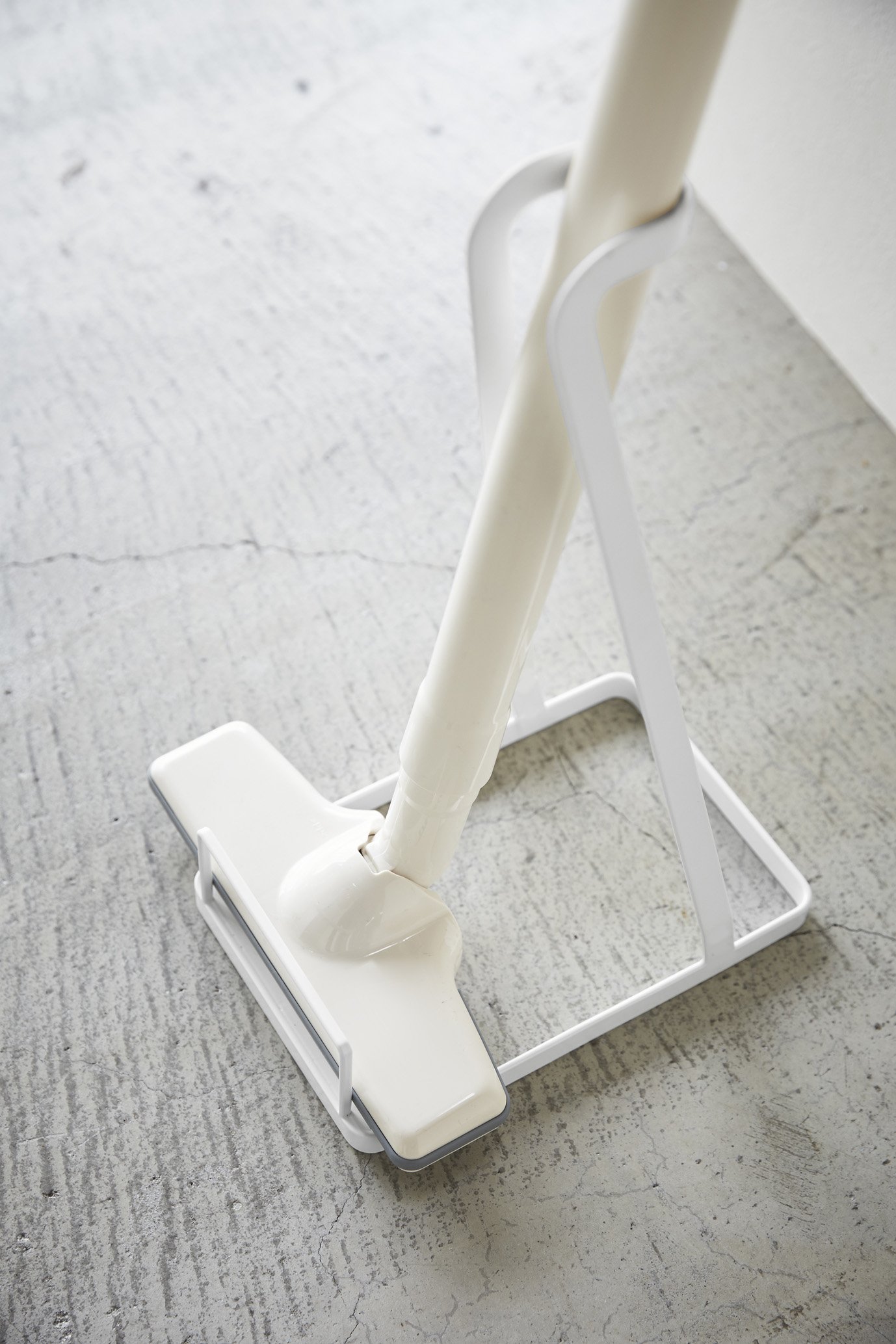 YAMAZAKI 3273 TOWER Vacuum Cleaner Stand, white, Steel, 15 x 24 x 38 cm