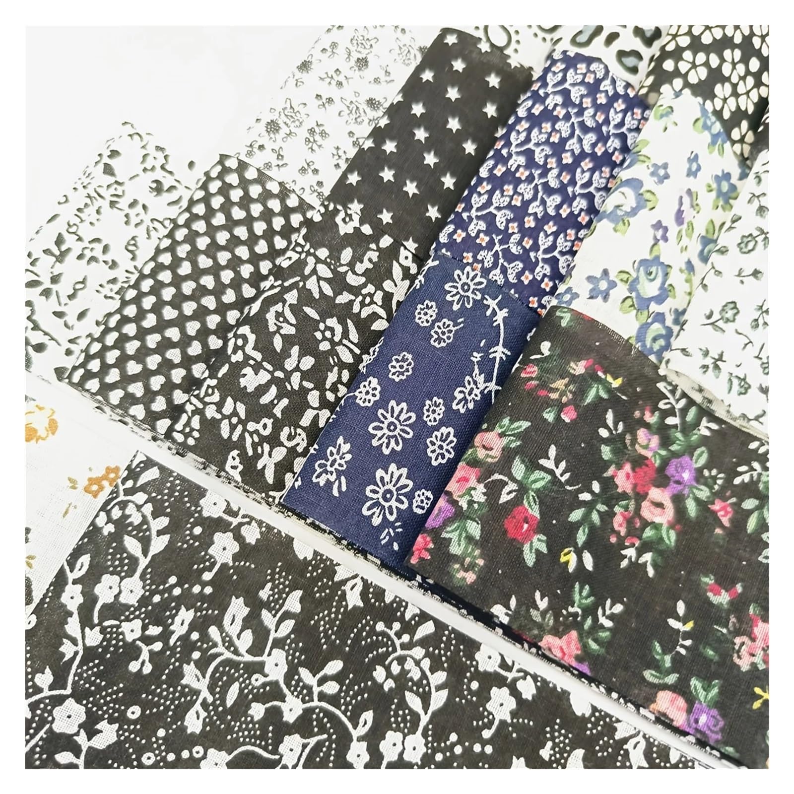 Patchwork Stoffe 40-teiliges schwarzes, gestepptes, bedrucktes Stoffrollenset aus reiner Baumwolle, vorgeschnittene dekorative quadratische Aufnäher