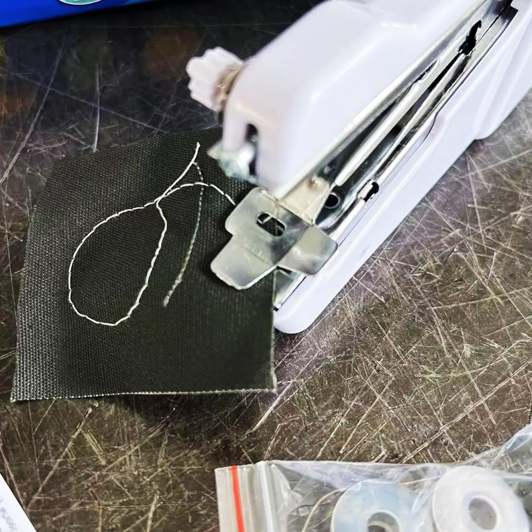 DIY Przenośna mini ręczna maszyna do szycia, idealna w podróży. Innowacyjna ręczna kombajn o wygodnym użyciu i małej przestrzeni.