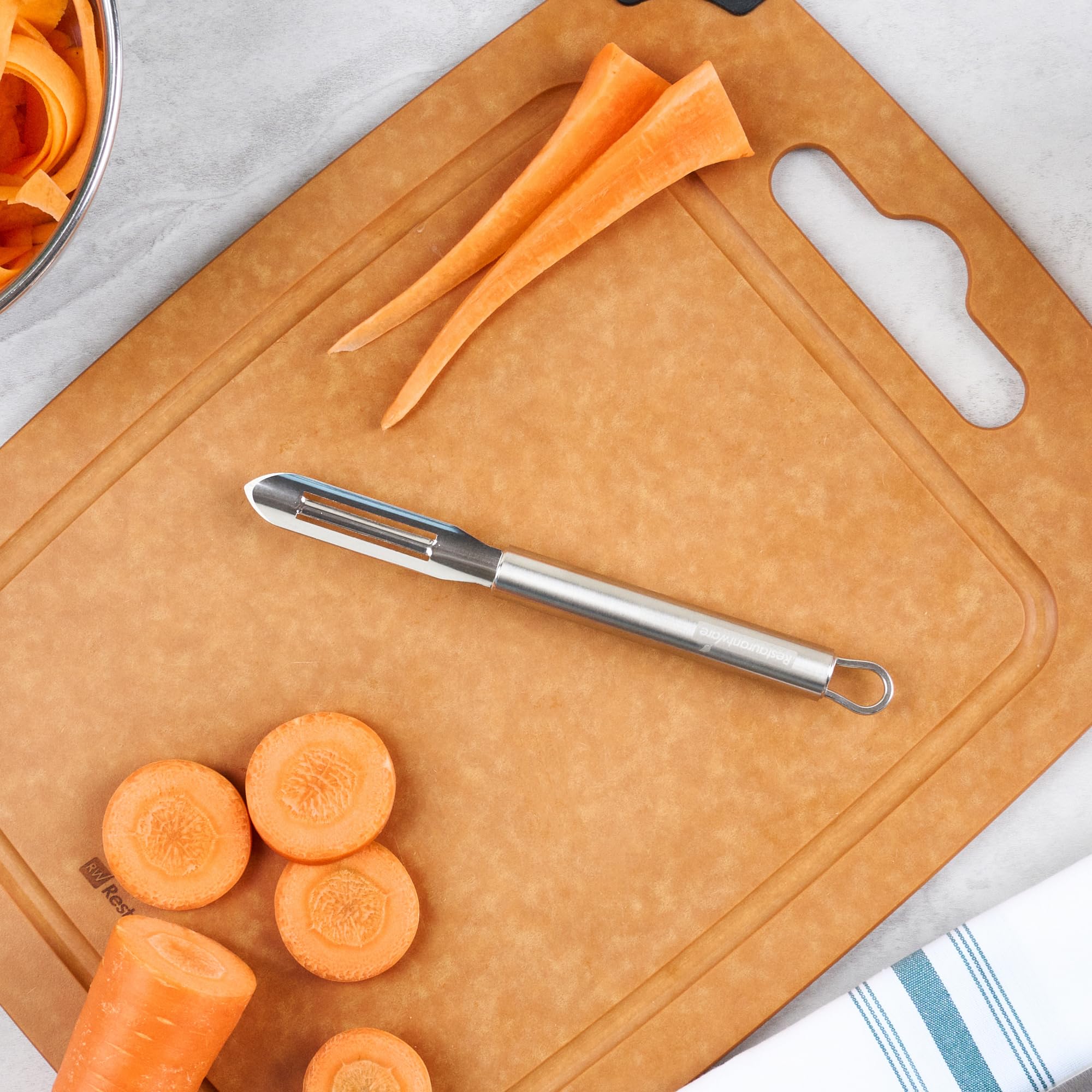 Restaurantware - Pelador de verduras estándar alemán de 7.6 pulgadas, 1 pelador de mano lavable en lavavajillas, hoja ultra afilada, mango ergonómico, pelador de patatas de acero inoxidable, para