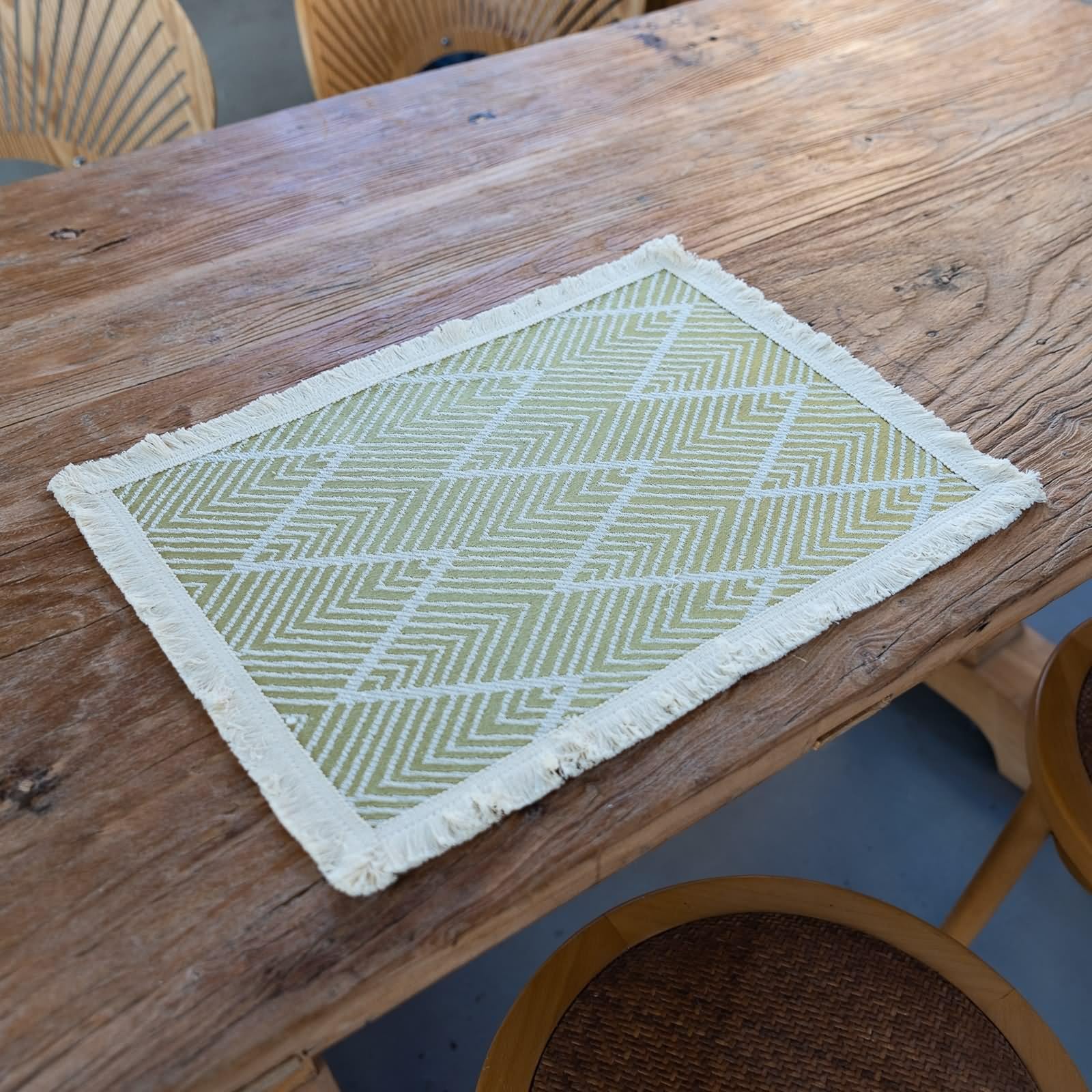 Set di 6 tovagliette all'americana invernali, 30 x 45 cm, motivo a righe ondulate con nappa, in poliestere e cotone, giallo e beige