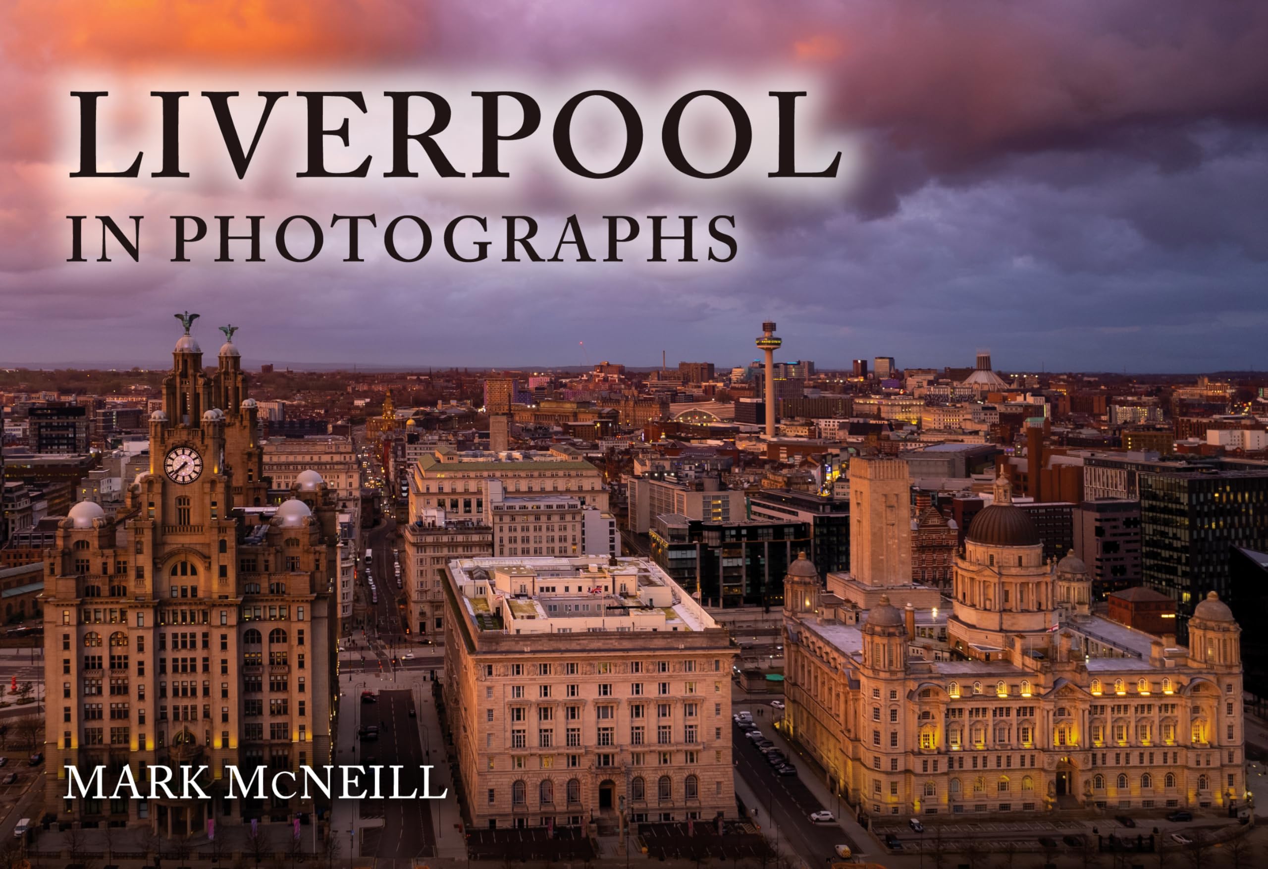 Liverpool in Photographs by Mark McNeill - 9781398118317
