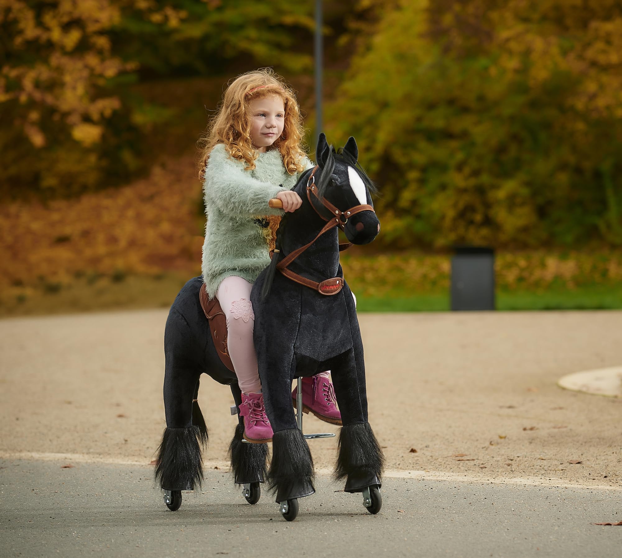 PONNIE Koń jeździecki z kołami Ebony M dla dzieci w wieku 5-12 lat (50 kg) – Bez baterii – Wzrost dziecka uwzględniony dzięki regulowanym strzemiączkom – Można czesać dzięki odpinanemu brązowemu