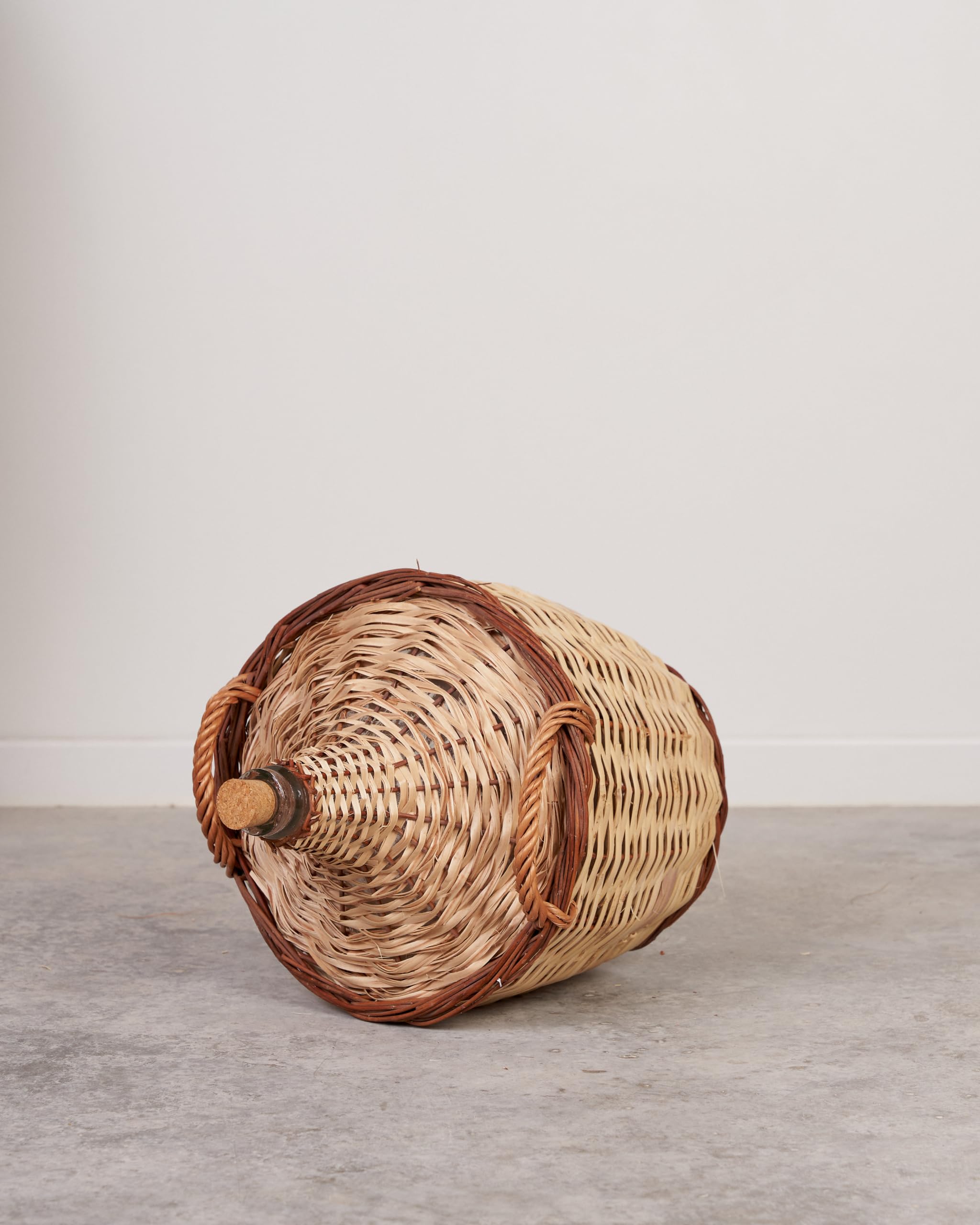 Garrafa Cristal Boca Estrecha Forrada Caña y Mimbre 4L Ref M1037CM-4 | Garrafa artesanal de vidrio reciclado forrada con caña y mimbre, fabricada en España con tapón de corcho natural.