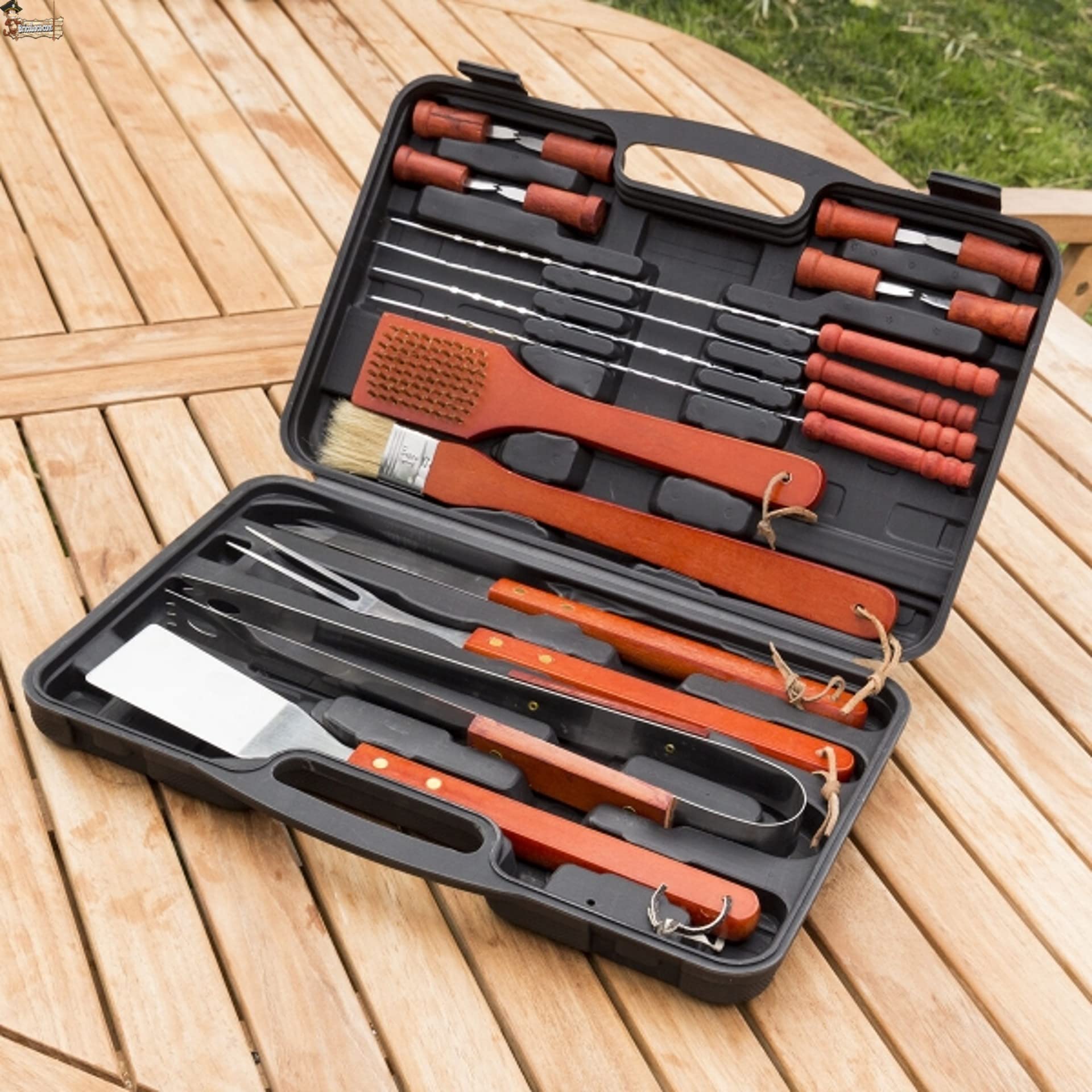 BricoLoco.com Kit Utensili Accessori Barbecue Set Barbecue in valigetta di 18 Utensili in Legno e Acciaio Inox Spazzola, Pinze, Forchetta, Coltello, Spiedino, Pennello e Spatola