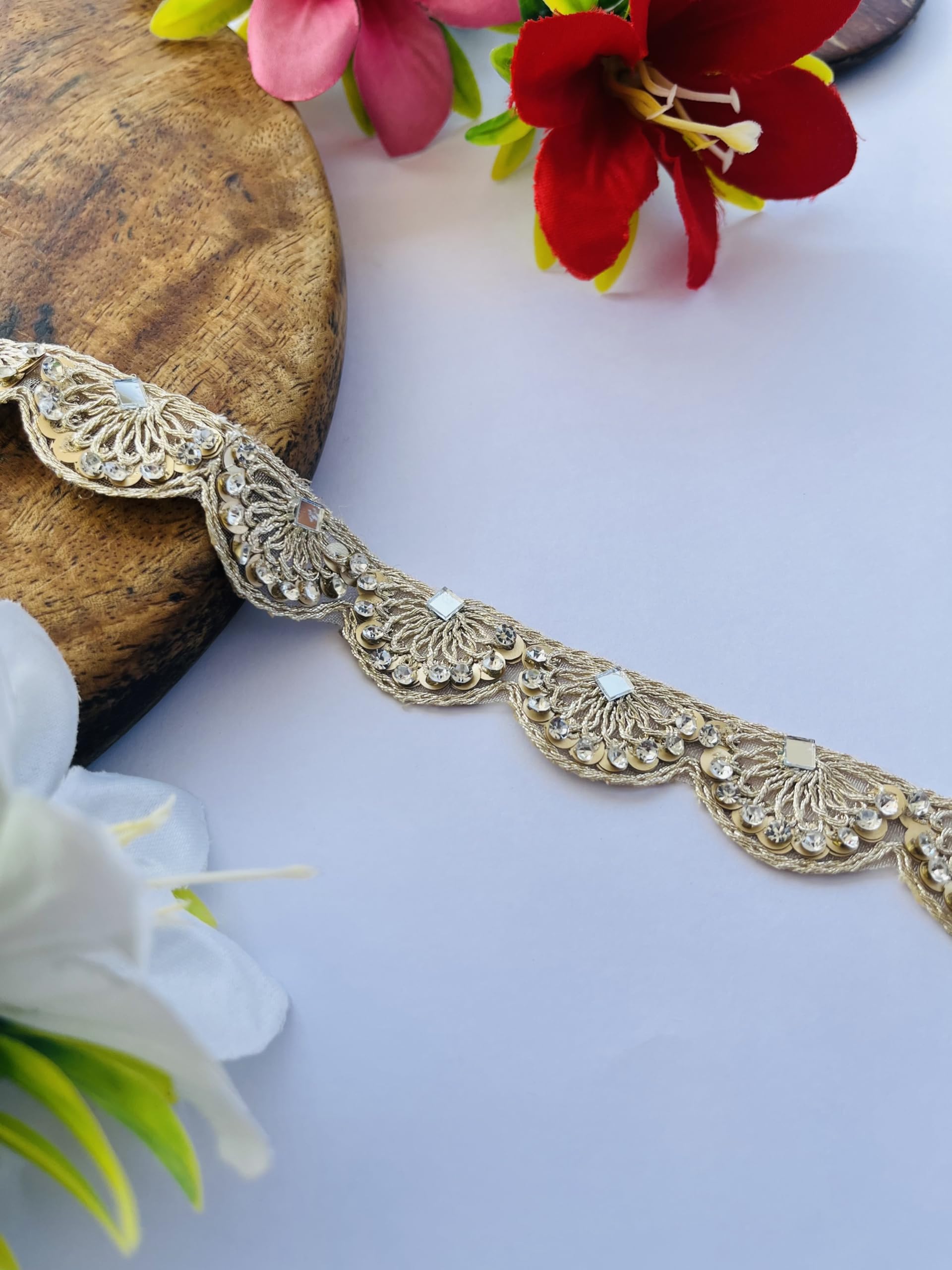 Borde decorativo adornado con espejo para arreglar vestidos sosos y apagados