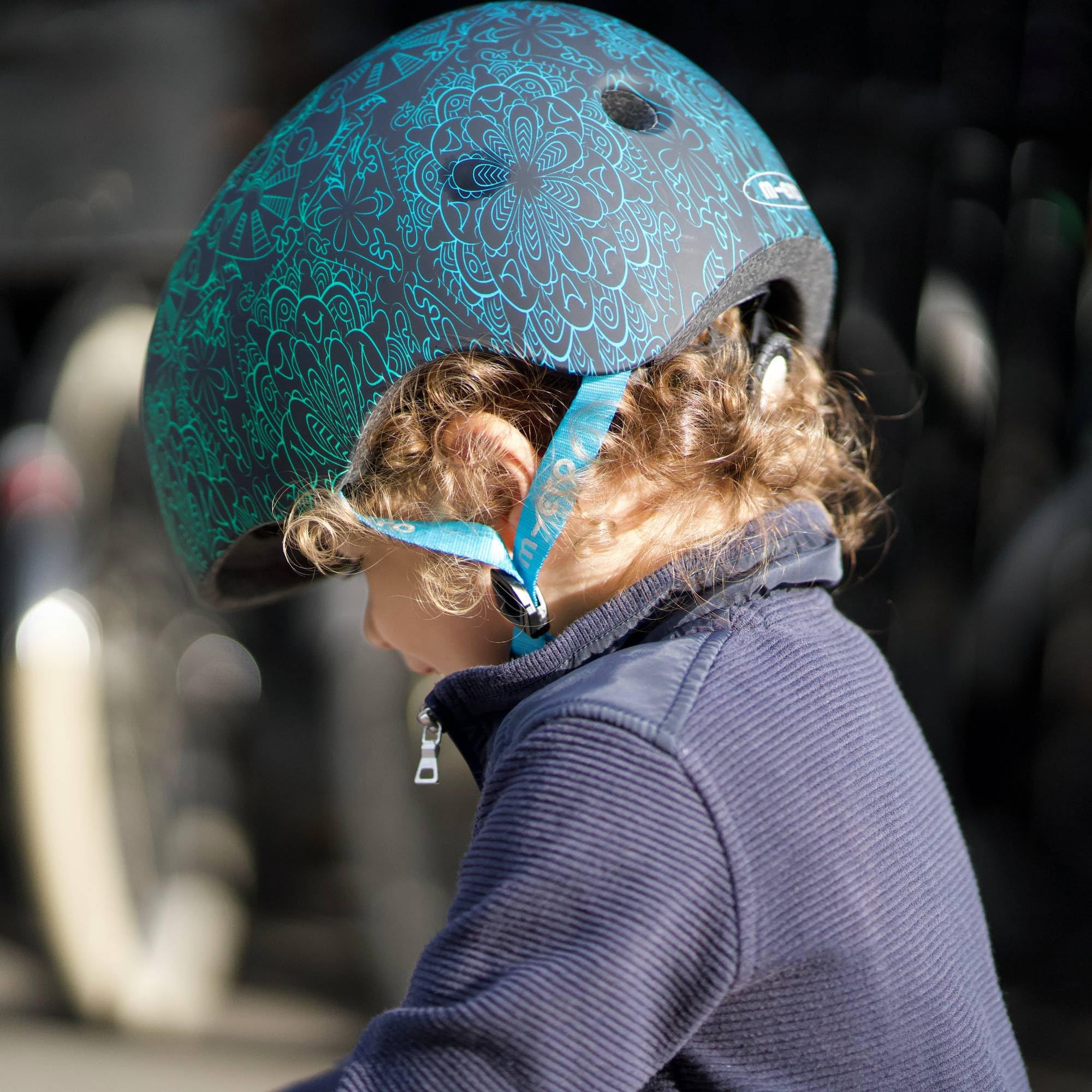 Micro® | Casco Infantil para Patinete o Bicicleta | Luz Trasera de Seguridad 3 Posiciones | Ultraligero 250 Gramos | Cierre Magnético | Niños y Niñas