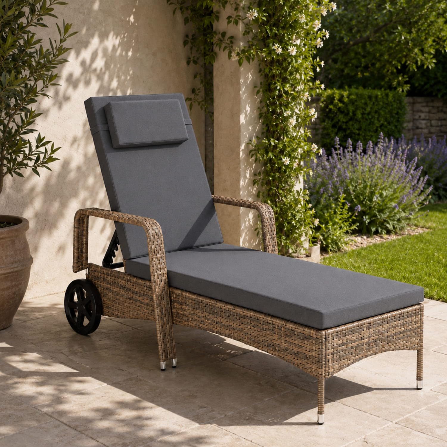 Lettino Prendisole Reclinabile In Polyrattan Con Schienale Regolabile In 6 Posizioni Cuscino Poggiatesta E Ruote Per Giardino Piscina Terrazzo 196 x 72 x 94.5 Cm Marrone Chiaro