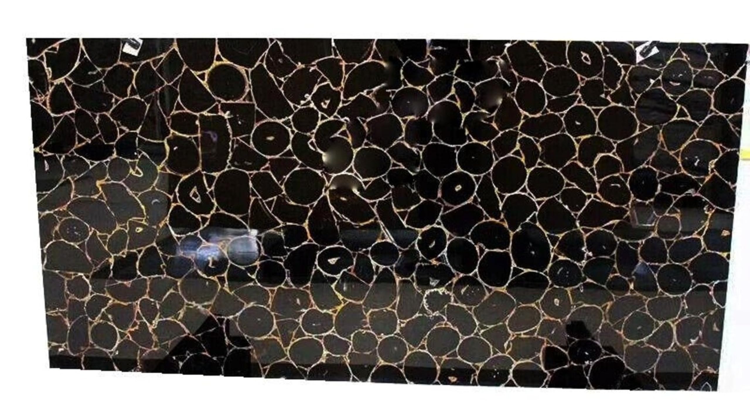 Table basse carrée en agate noire et résine, le luxe d'un mobilier d'exception pour bureau chic
