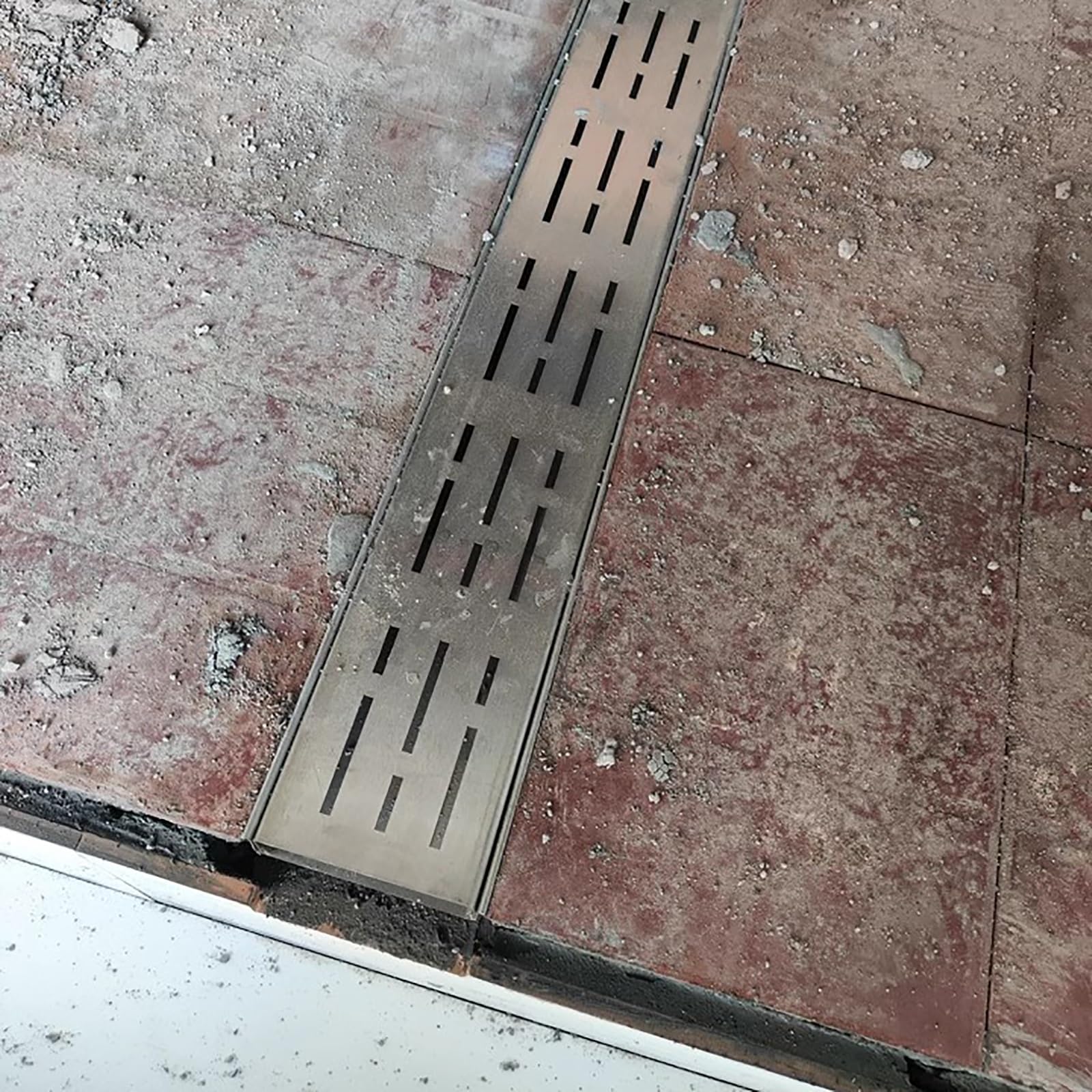 Caniveau de drainage extérieur pour éviter l'eau stagnante sur la terrasse et dans la cour