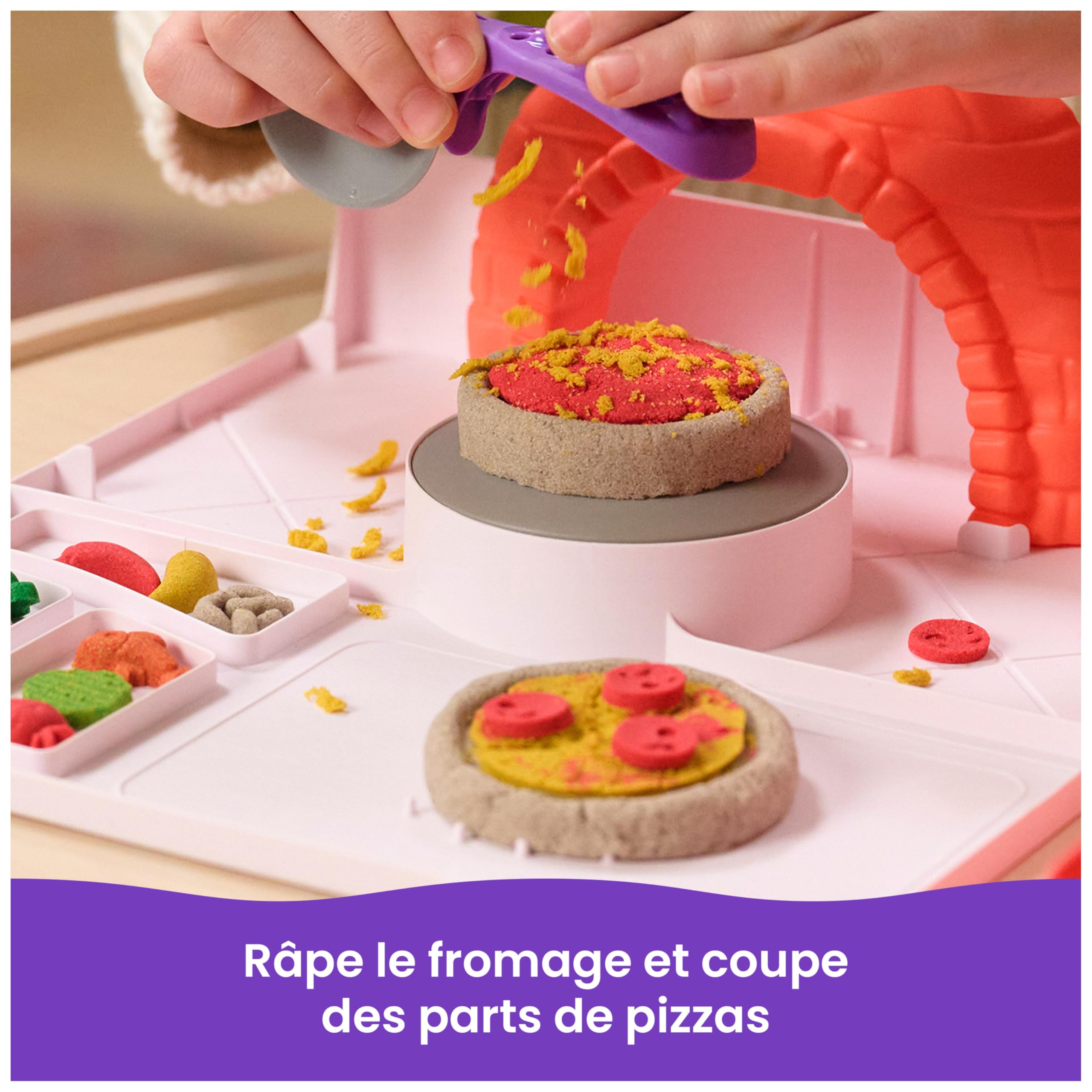 Kinetic Sand Sable Magique - Atelier À Pizza Magique 453 G + 2 Accessoires - Sculptez à l'Infini ce Sable Coloré comme de la Pâte à Modeler - Jouet Sensoriel - Jouet Enfant 5 Ans Et +