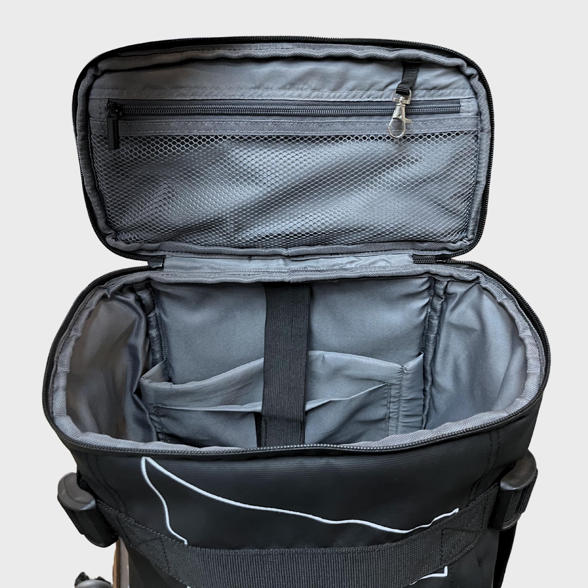 Sac à Dos Judo Yūjin – 45 L | Sac de Sport pour Judogi, Ceinture, Equipement | Dos Rembourré, Compartiments Intérieurs & Poche PC | Taille Bagage Cabine | Résistant à l’Humidité – Fighting Films