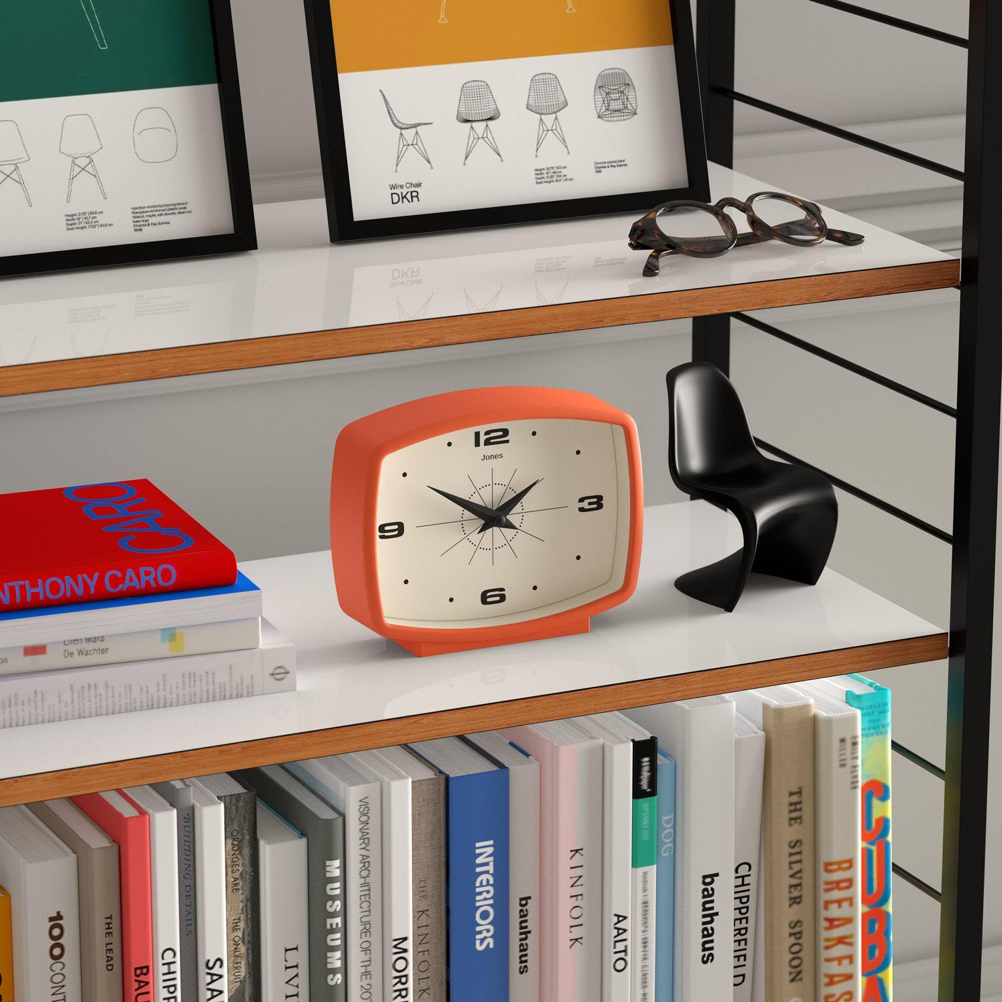 JONES CLOCKS® Film Schreibtischuhr | Retro-rechteckiges Design | Orange | Retro-Design, das mid-Century-Stil mit einem markanten modernen Finish für Regal, Tisch, kaminsims oder Bett verbindet