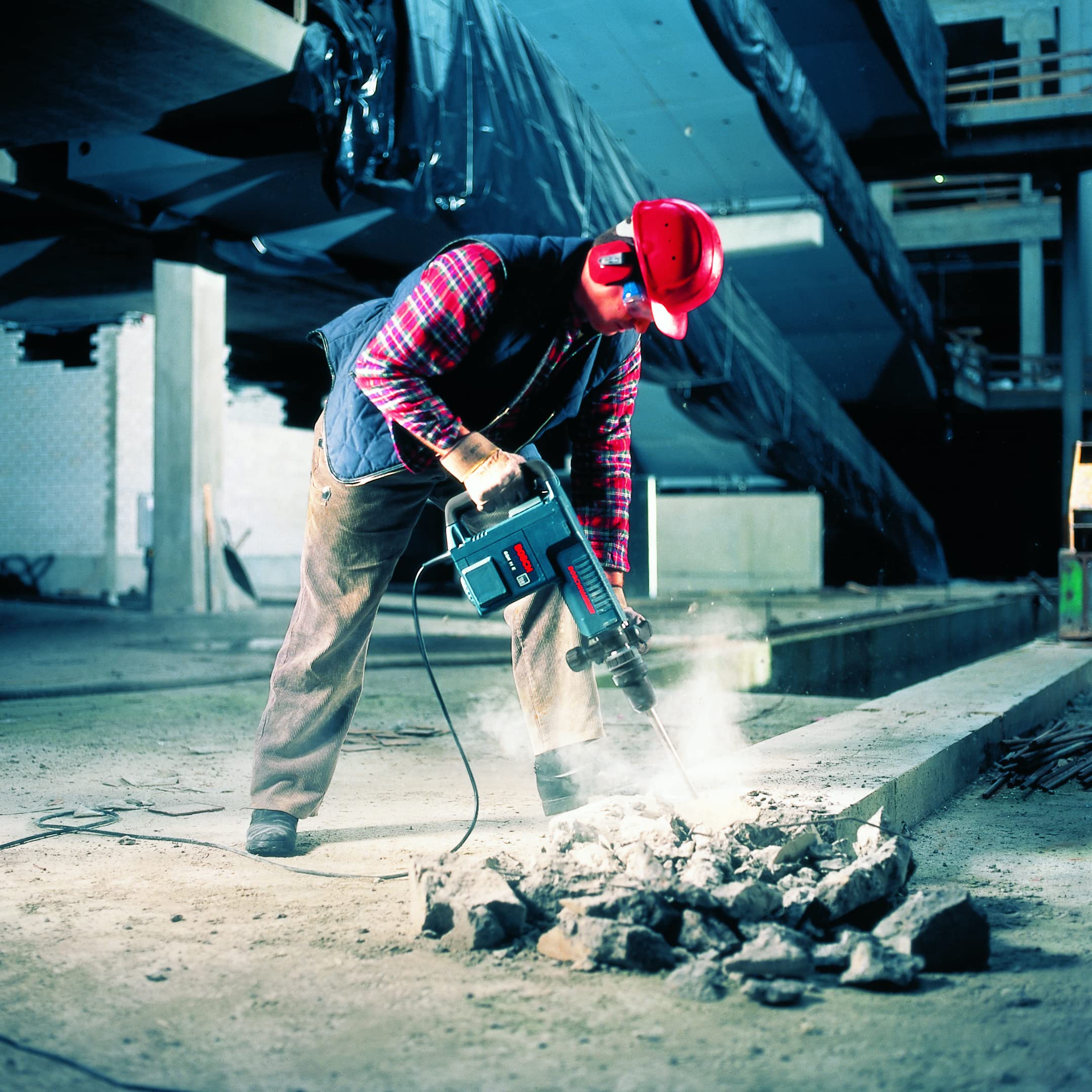 Bosch Professional: młot udarowy GSH 11 E (1 500 W, liczba udarów przy nominalnej prędkości obrotowej 900 – 1.890 min-1, rękojeść dodatkowa, 1 dłuto płaskie, smar w tubie, sukno maszynowe, walizka)