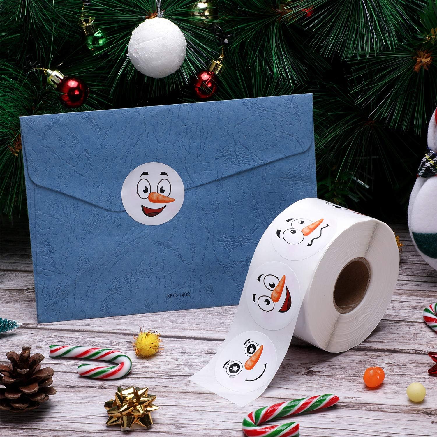 800 Pcs Christmas Snowman Stickers Roll Winter Snowman Stickers Cute Round Circle Decals for Christmas Party Decoration