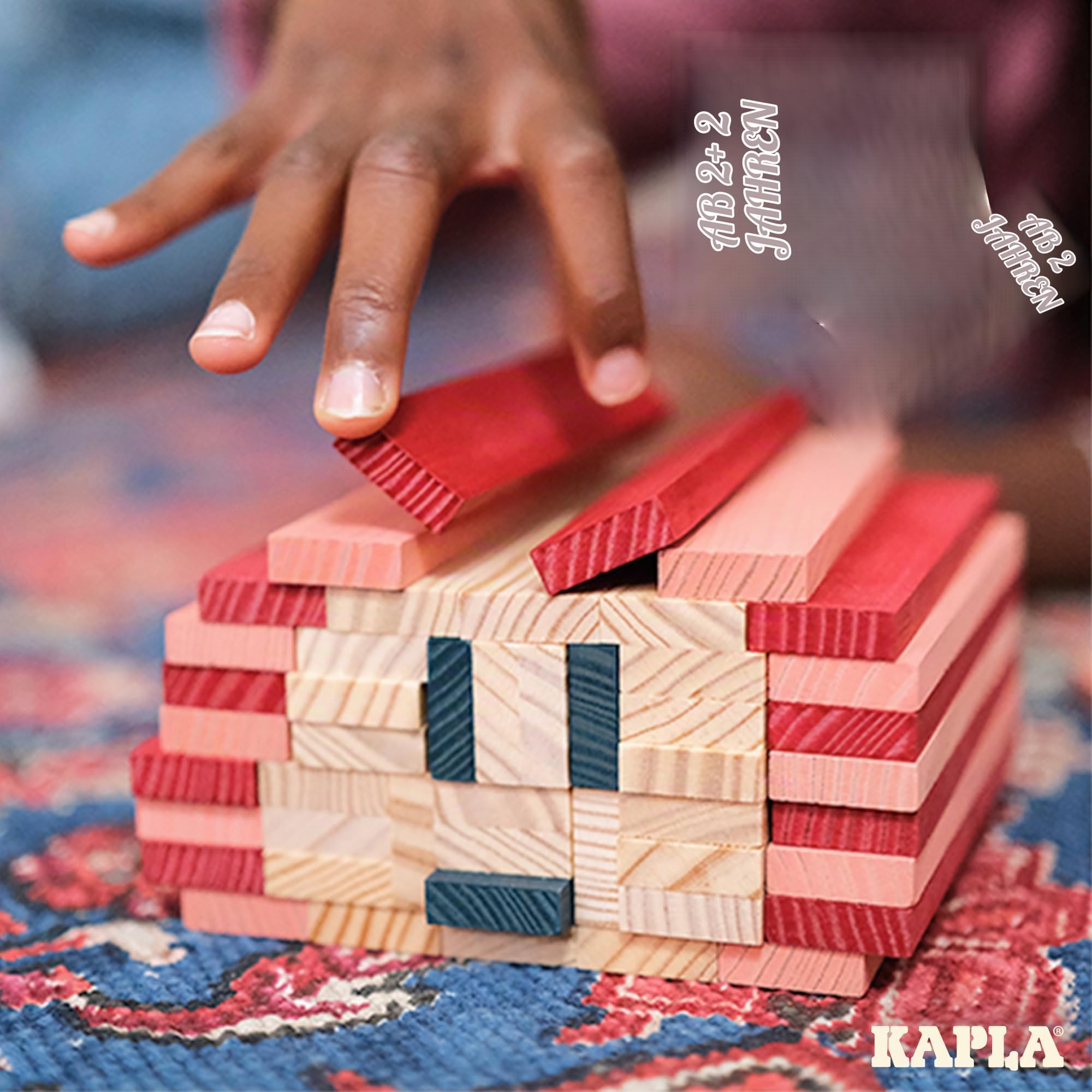 KAPLA® - Baukasten mit 120 Holzplättchen (90x Natur, 10x dunkelblau, 10x rosa, 10x rot), Konstruktionsspiele, Bausteine & Holzspielzeug, ab 2 Jahren