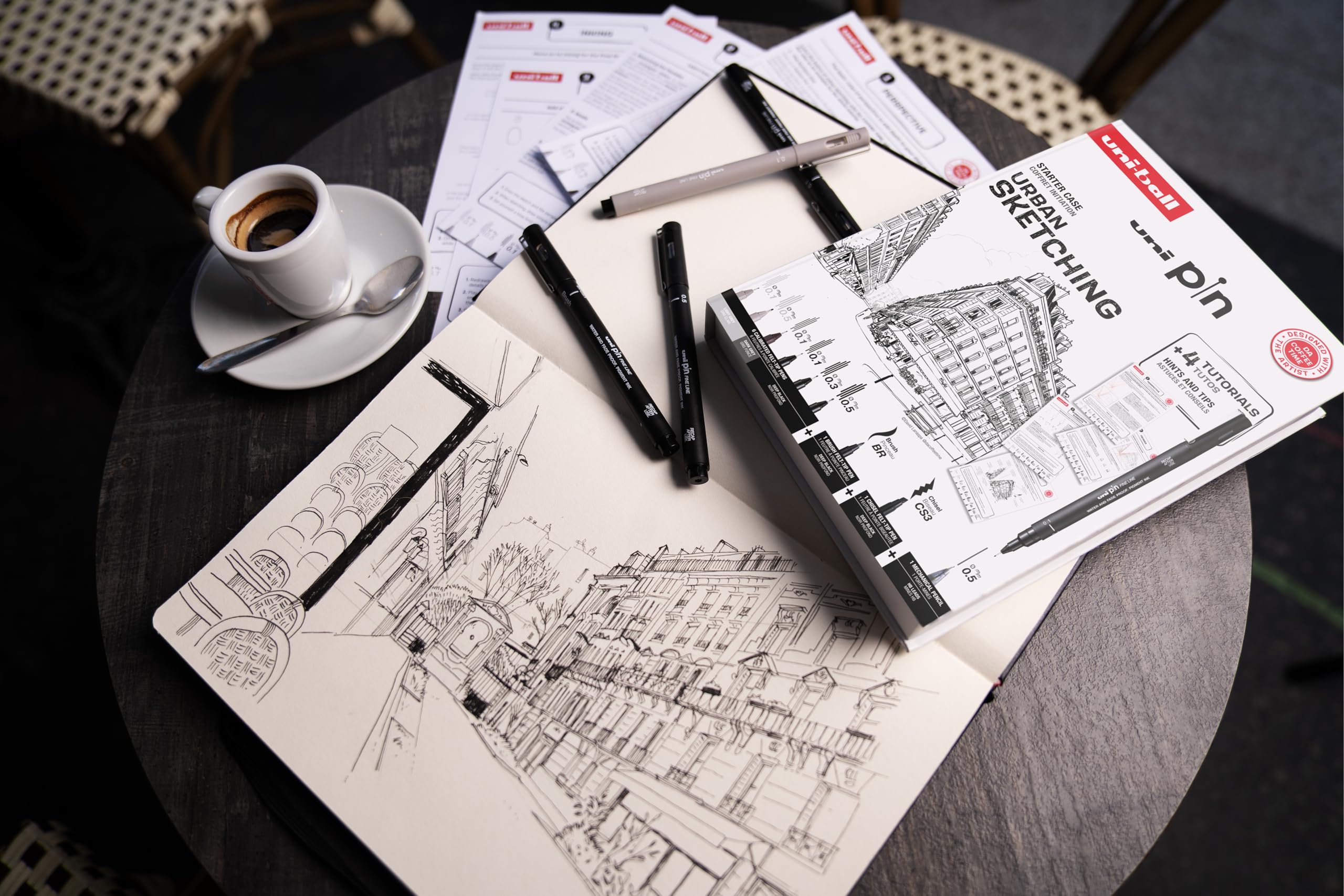 UNIBALL PIN, Urban Sketching 8 Feutres +1 Porte-Mines - Ecriture et Dessin | Uni Mitsubishi Pencil - Initiation à l'Urban Sketching : Pointes Calibrées et Brush, Porte-Mines Shalaku S + 4 Planches Tuto