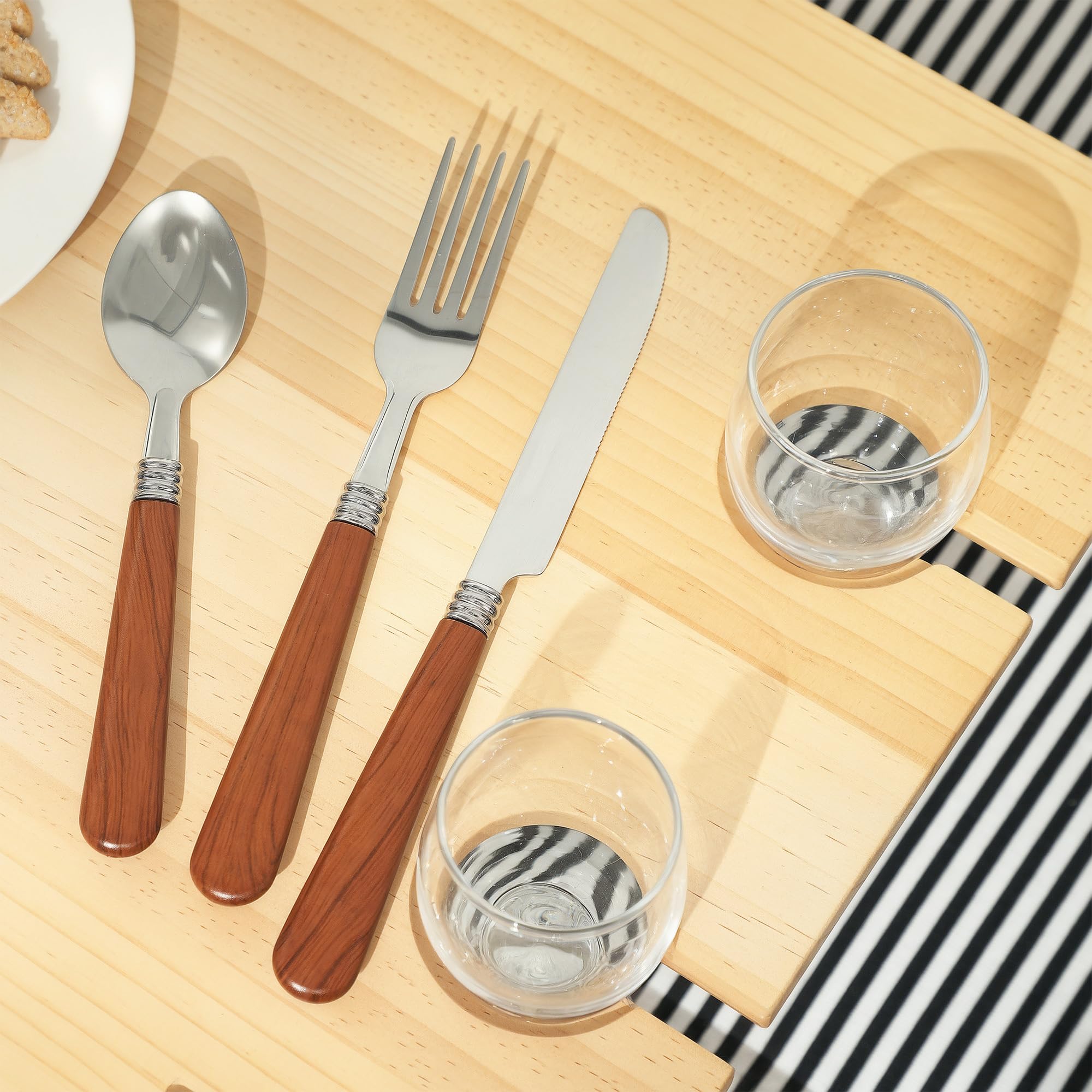 Outsunny Cestino da Picnic in Vimini per 4 Persone con Tavolino, Cesto Picnic con 4 Piatti, 12 Posate, 4 Bicchieri, Coperta e Cavatappi, 51x33x25 cm, Marrone Chiaro