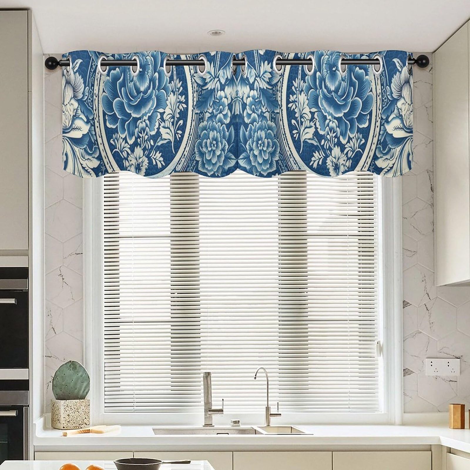 Cantonnière chinoise habillez vos petites fenêtres sombres grâce à ce rideau floral bleu