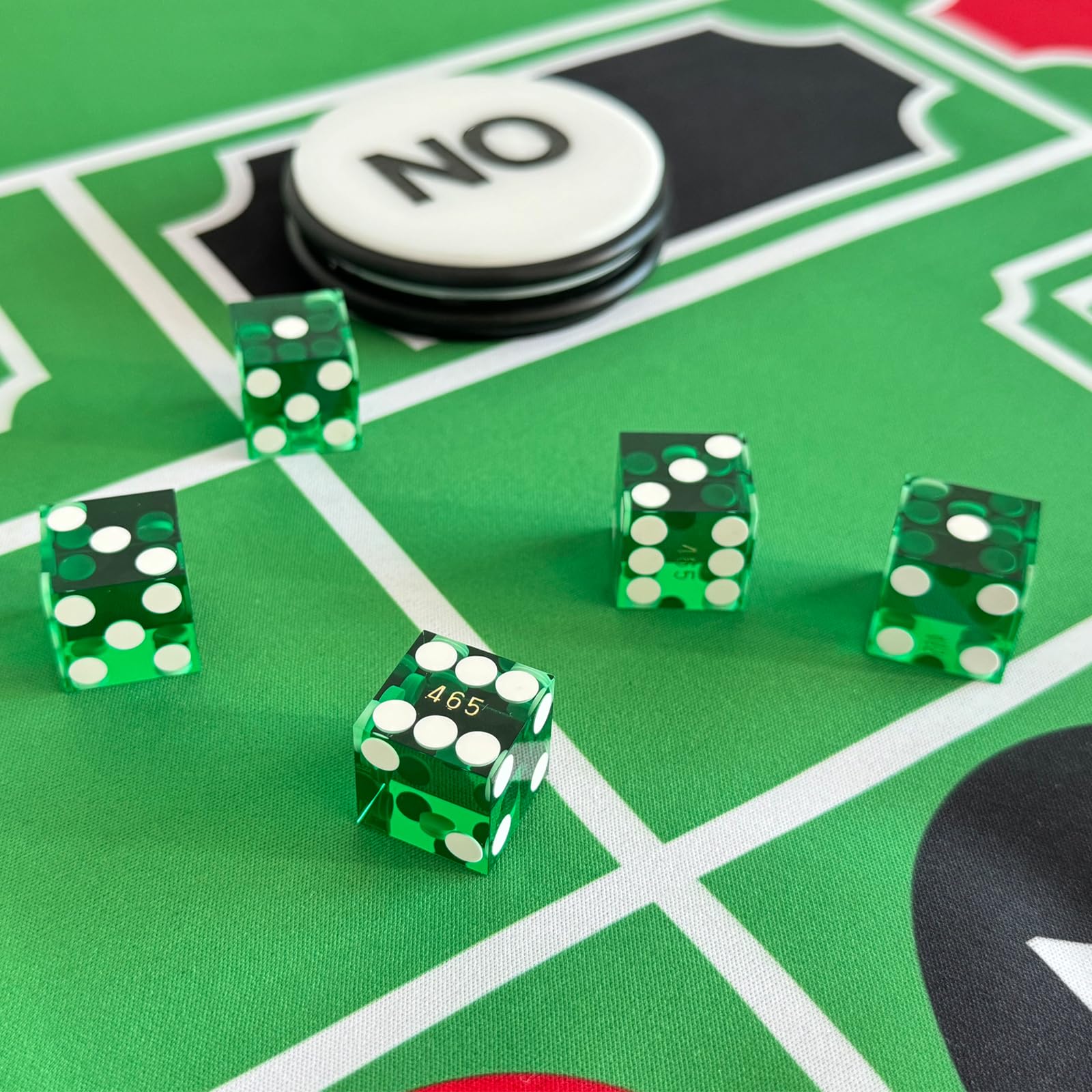 Yuanhe Juego de dados de casino, incluye 5 dados de casino serializados de precisión verde de 19 mm y botón de disco de encendido/apagado de dados de 3 pulgadas