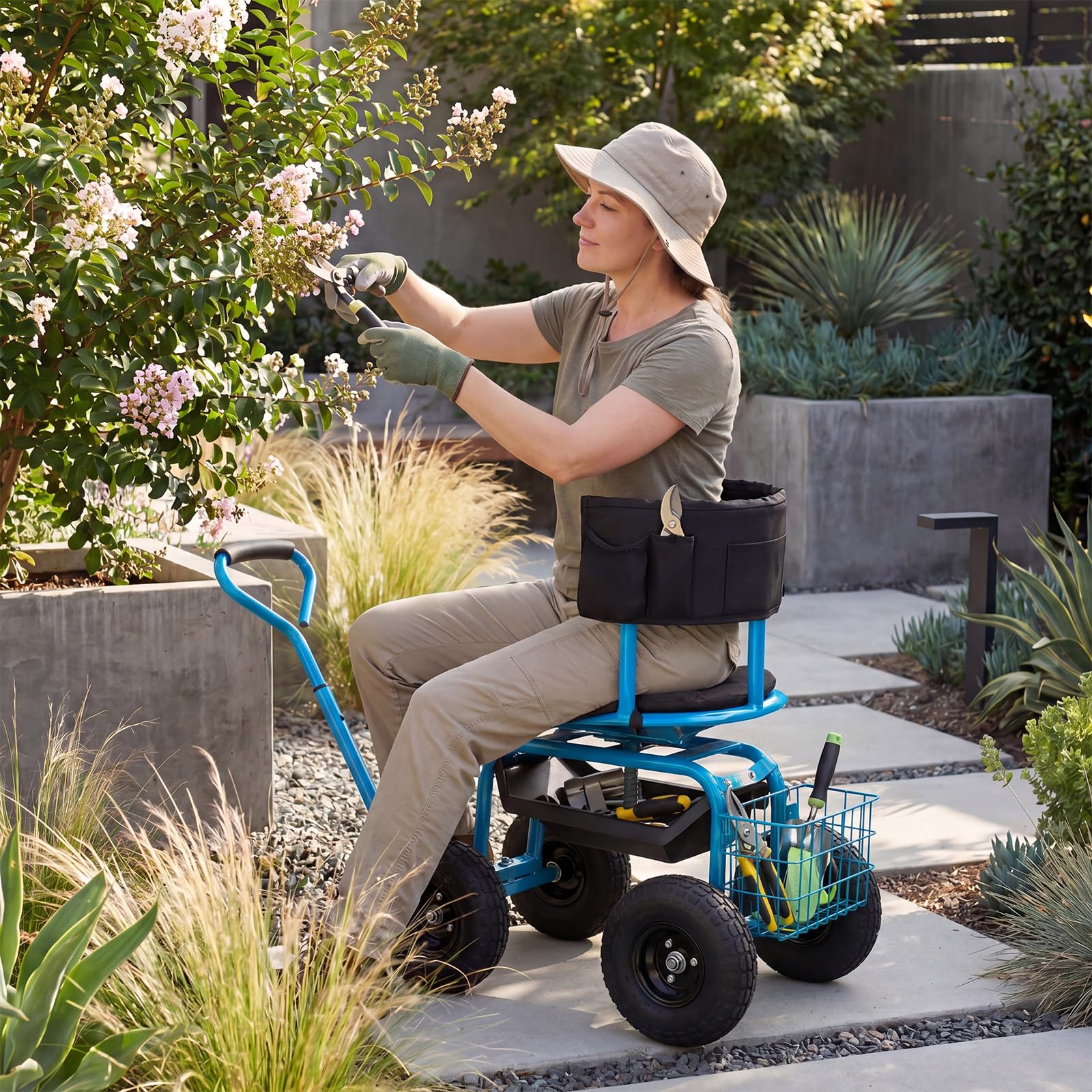 COSTWAY Carrello da Giardino, Sgabello con Ruote Girevole a 360°, Cuscino Imbottito, Schienale, Cestino, Tasca e Vassoio Porta Attrezzi, Carriola da Giardino e Cortile, 96 x 46 x 78-87 cm (Blu)
