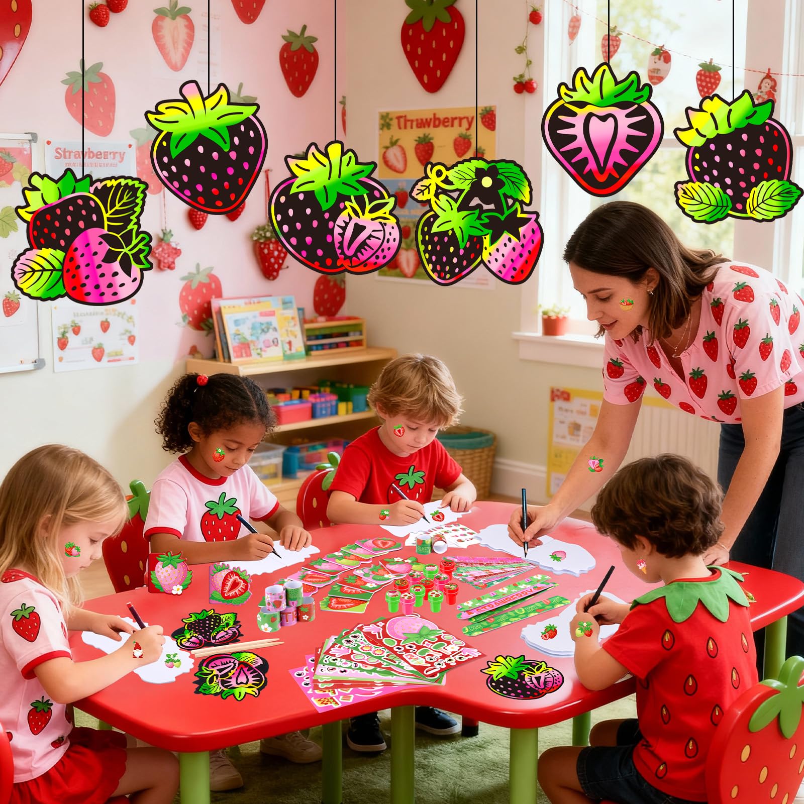 BenLouis 96 piezas de recuerdos de fiesta de fresa, artículos de papelería escolares a granel para niños, aula, regalo de cumpleaños, caramelos, bolsas de golosinas, decoración de frutas, fresas