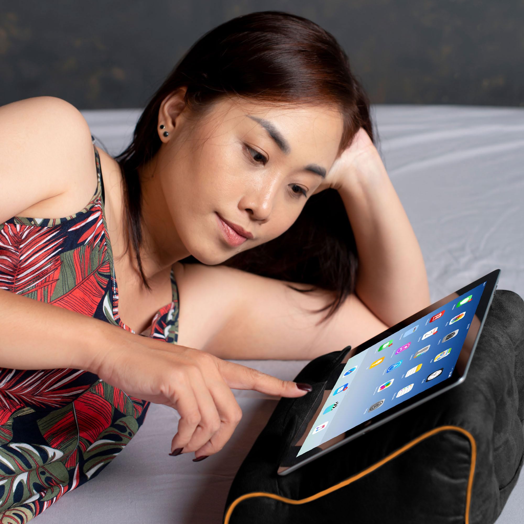 Book Couch 読書スタンド クッション | タブレット＆本対応 Amazon.co