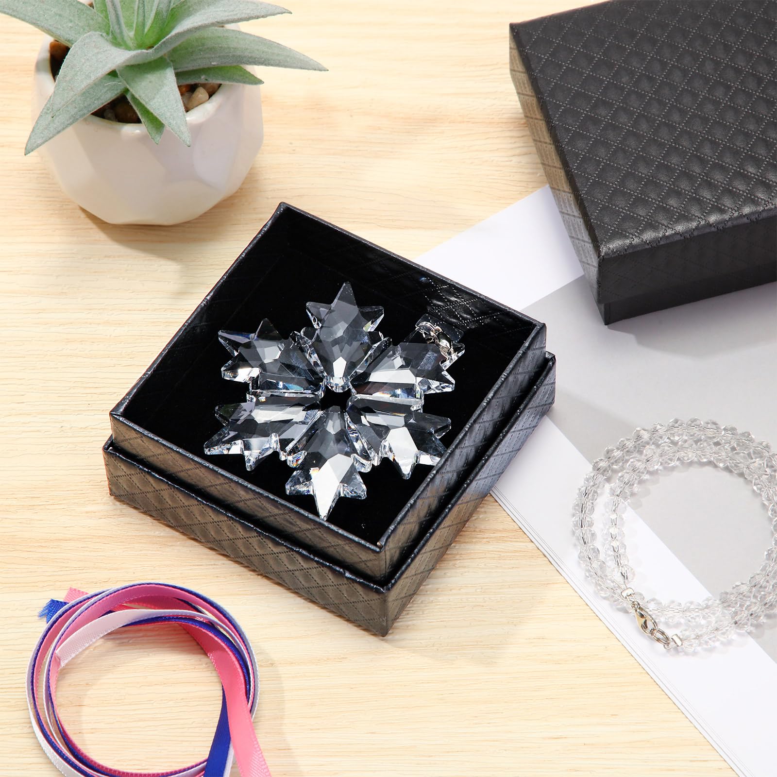 Remerry Lot de 4 décorations de Noël à suspendre en forme d'étoile et de flocon de neige en cristal transparent avec perles, chaîne, ruban et boîte cadeau pour fête de Noël (transparent)