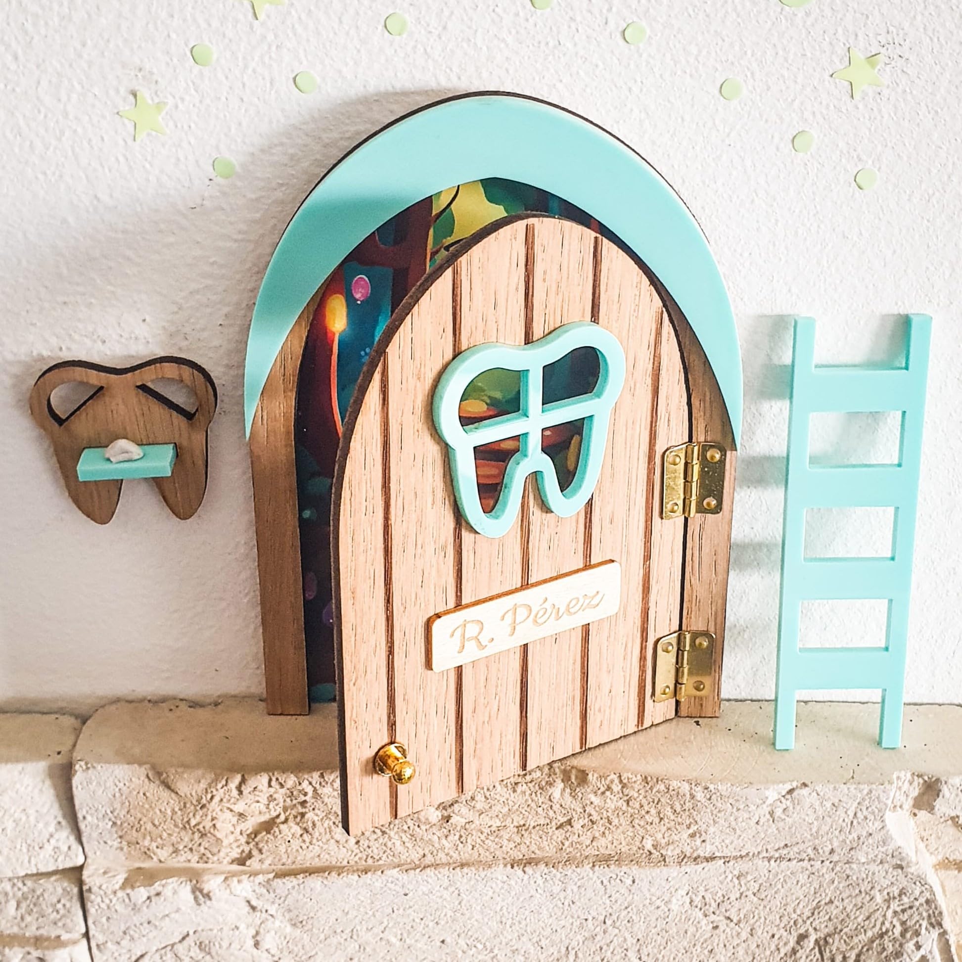 7GANSOS Nueva Puerta Ratoncito Perez que SE ABRE hecha en MADERA Y MINT Pieza chapada en roble con ESTRELLAS QUE SE ILUMINAN. Diseñada para decorar una habitación infantil mágica. HECHO EN ESPAÑA