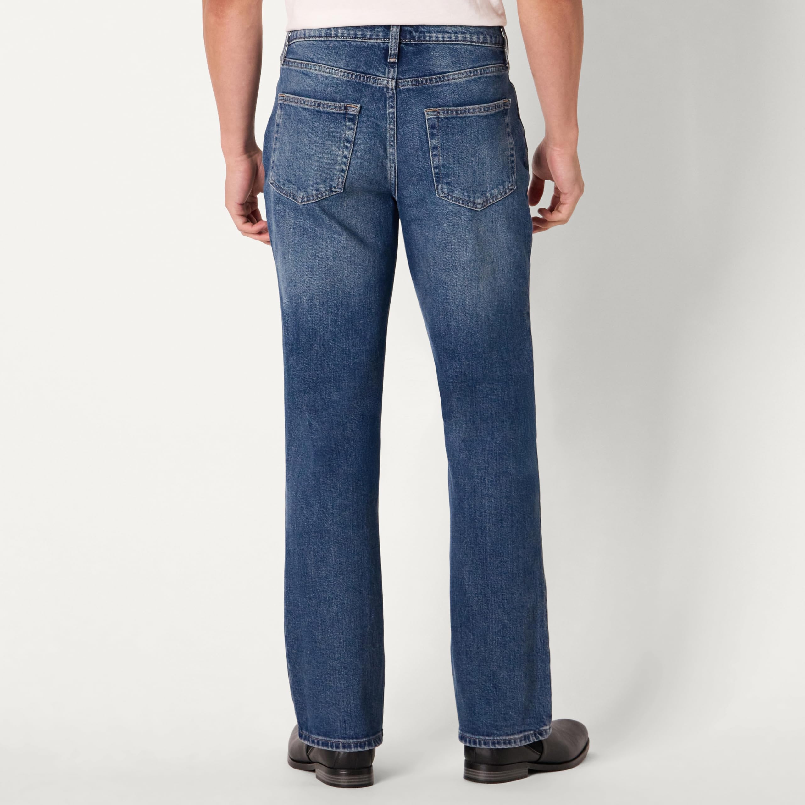 Amazon Essentials Herren Straight-Fit Bootcut-Herrenjeans mit Geringem Stretchanteil