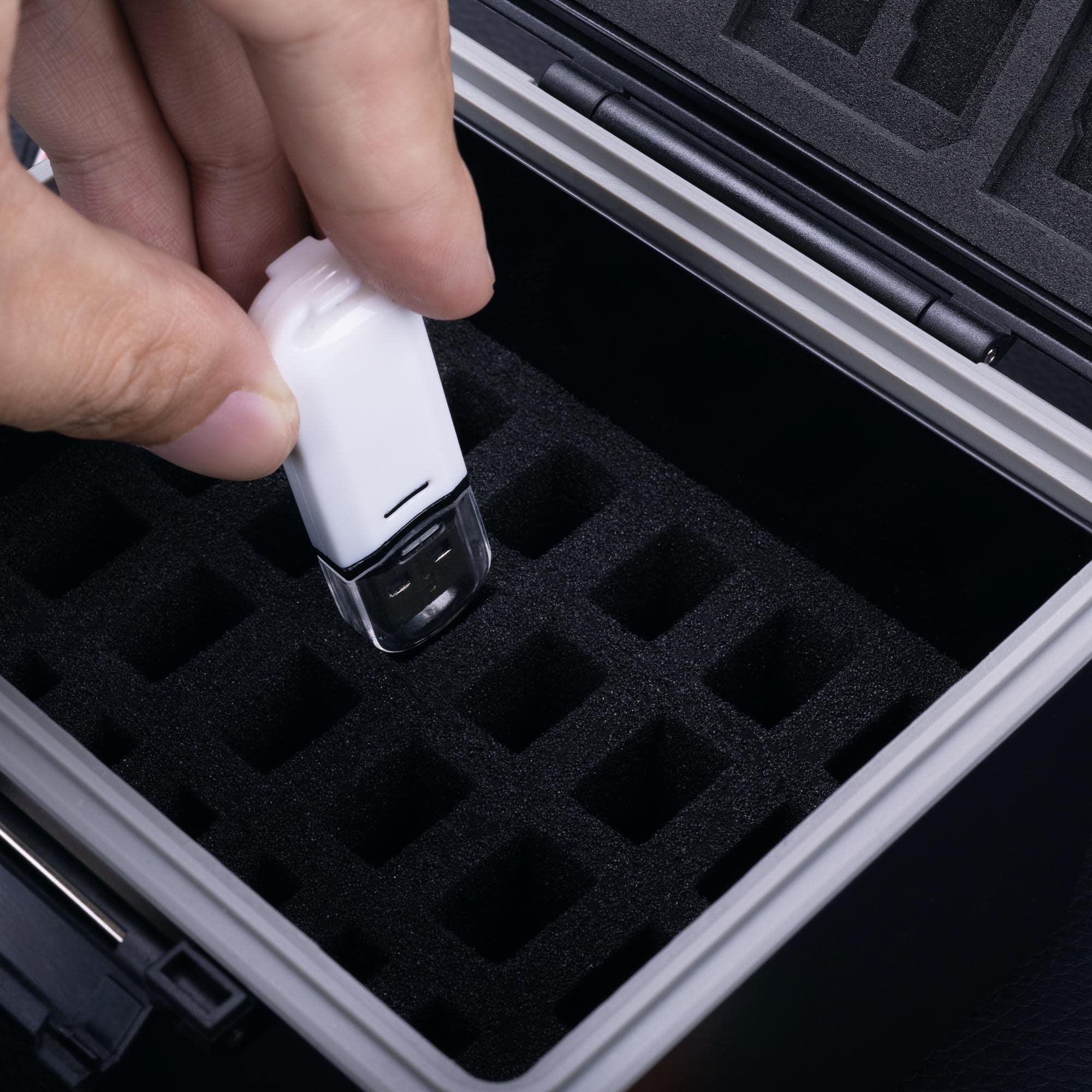 JJC 2IN1 Custodia Protettiva per Chiavette USB e Supporto per Schede di Memoria per 25 Chiavette USB + 9 SD + 18 Micro SD - Custodia per Memoria USB e Schede SD - Resistente all'Acqua